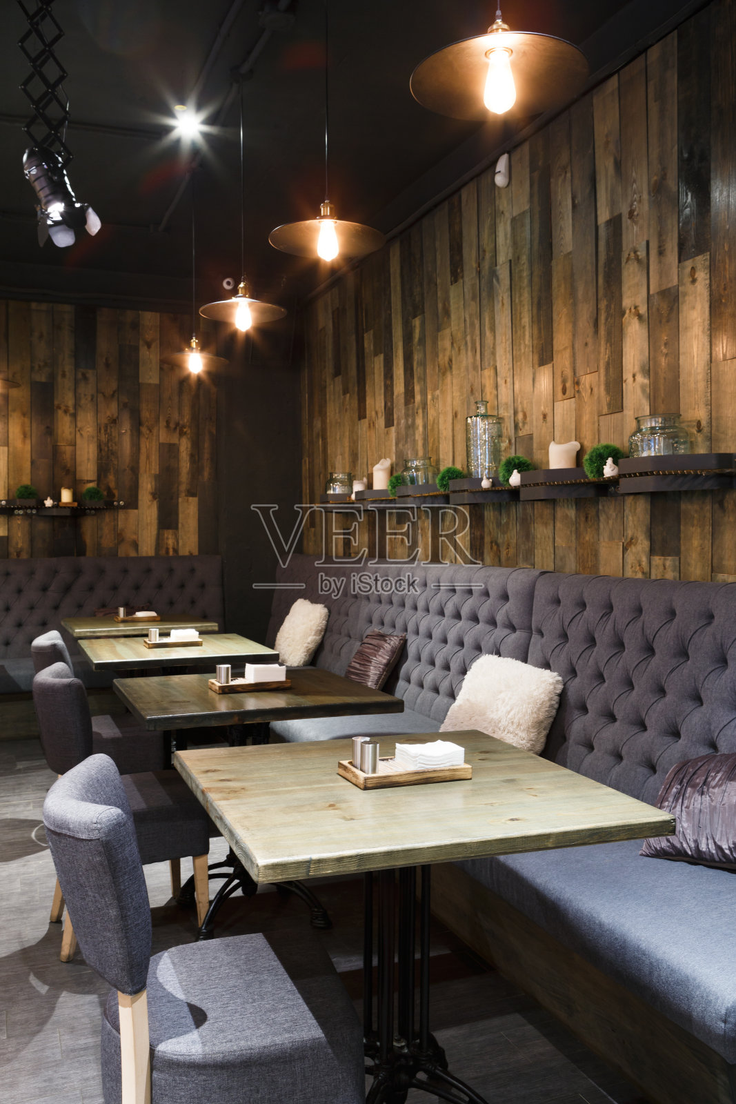 舒适的木质内部餐厅，复印空间照片摄影图片