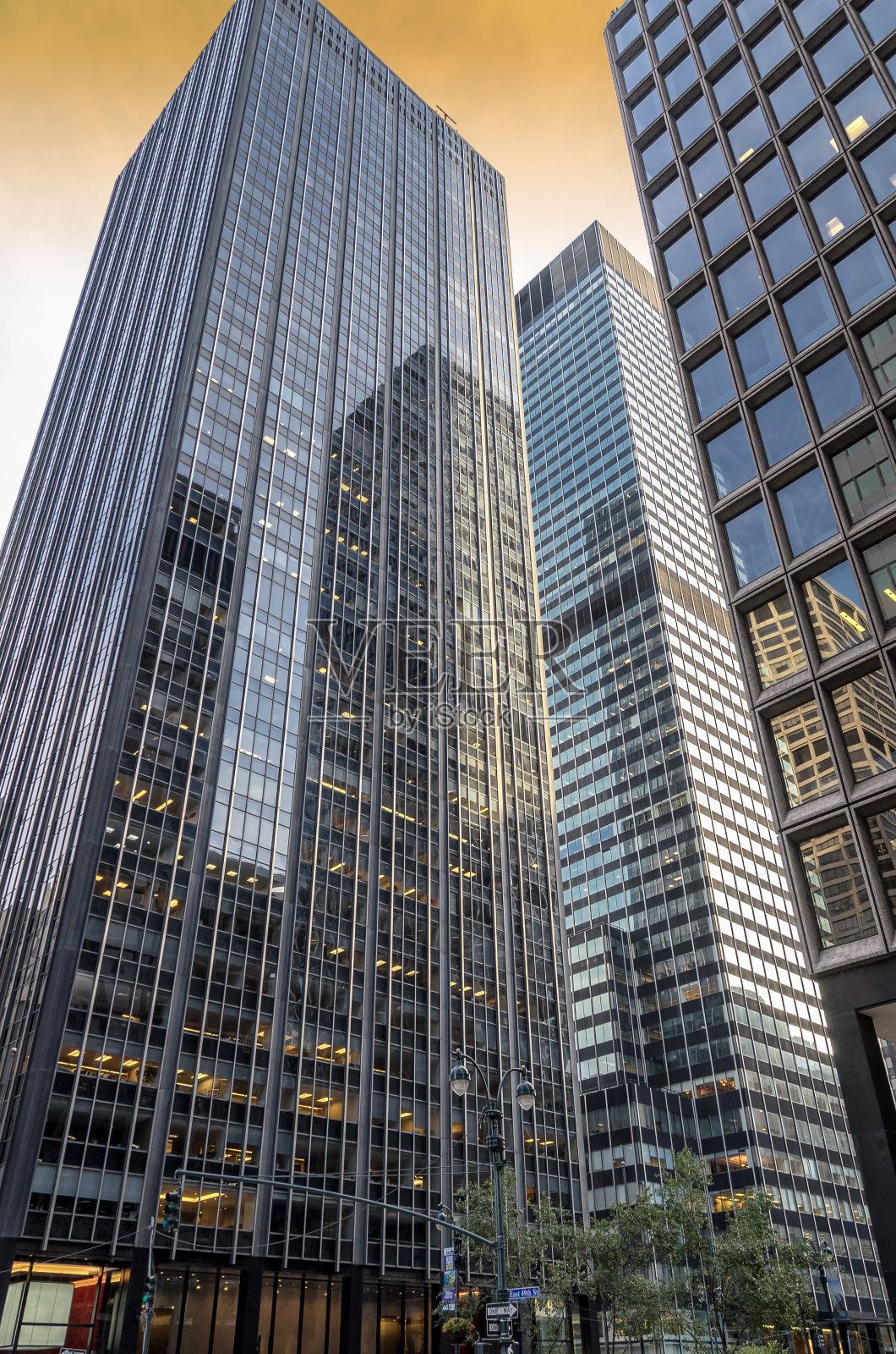 纽约的玻璃摩天大楼;低角度的观点照片摄影图片
