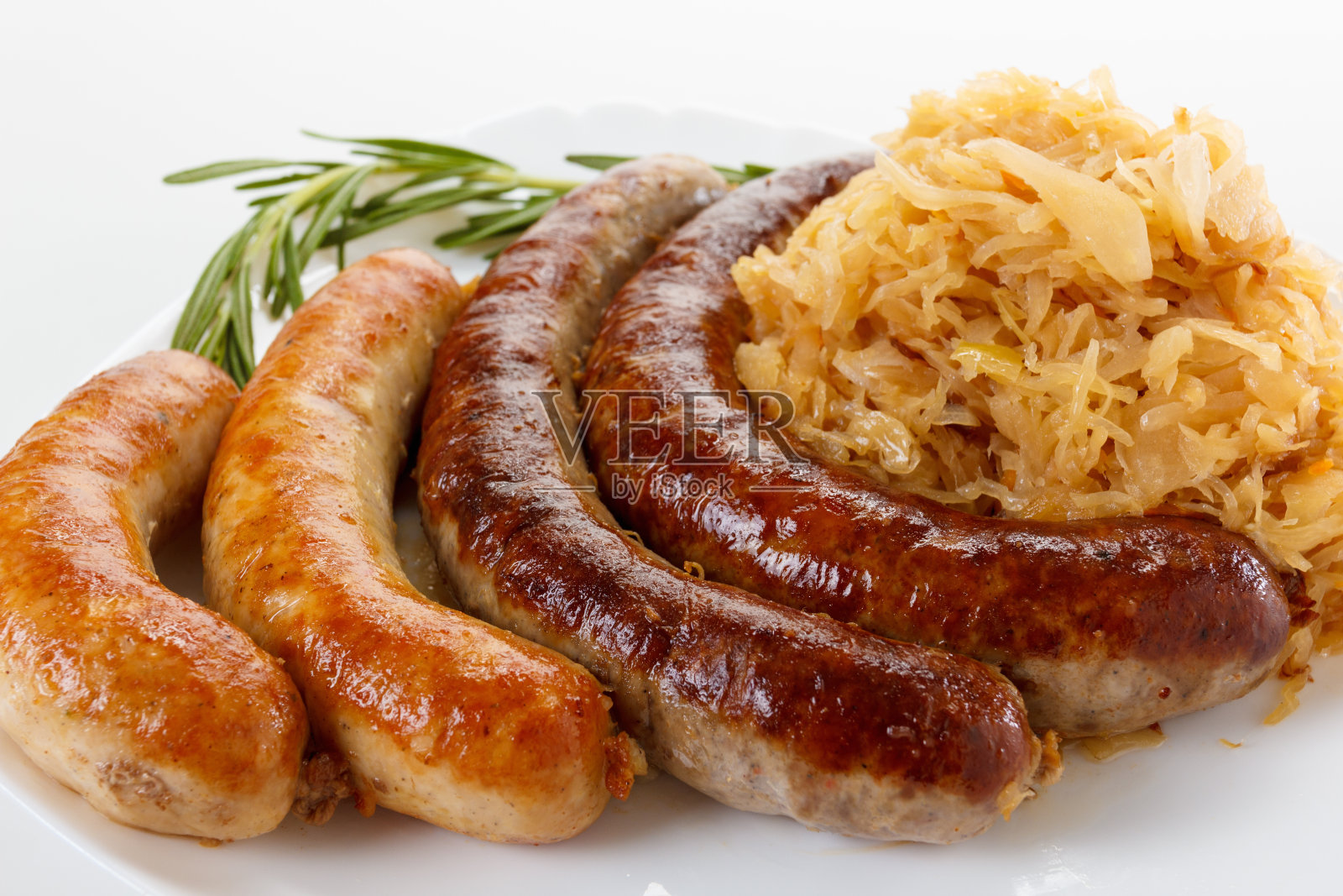 慕尼黑啤酒节的食物菜单，一盘香肠和泡菜。照片摄影图片