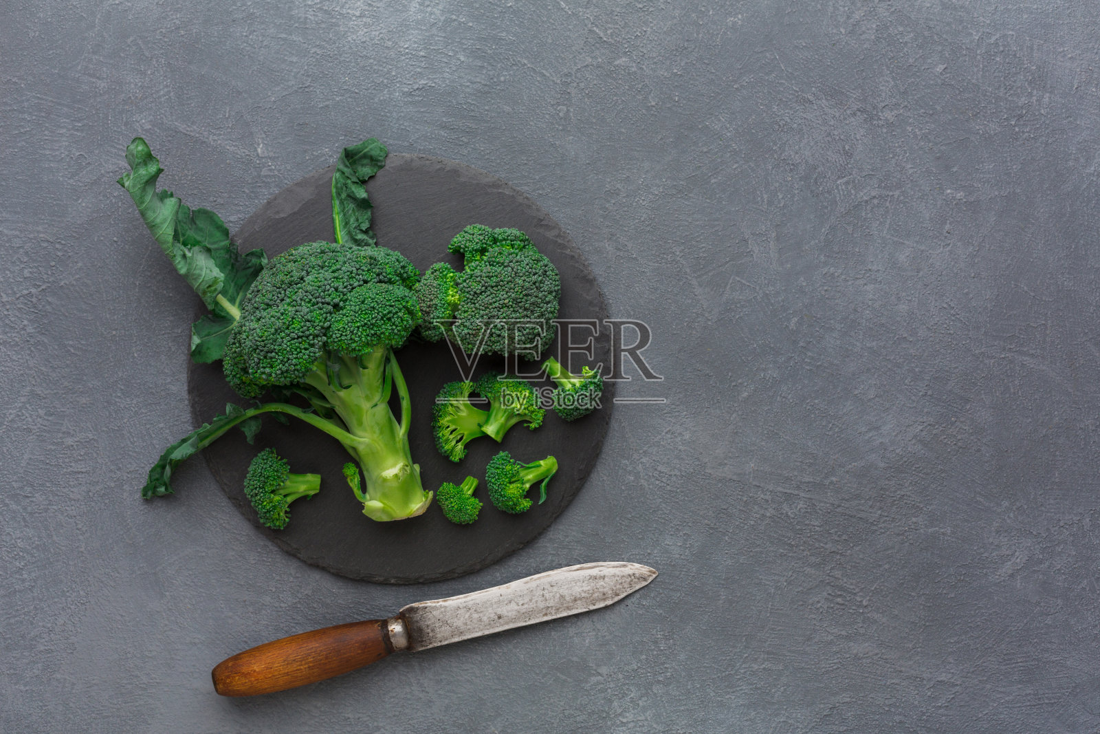 质朴的石板配花椰菜，仿空间照片摄影图片