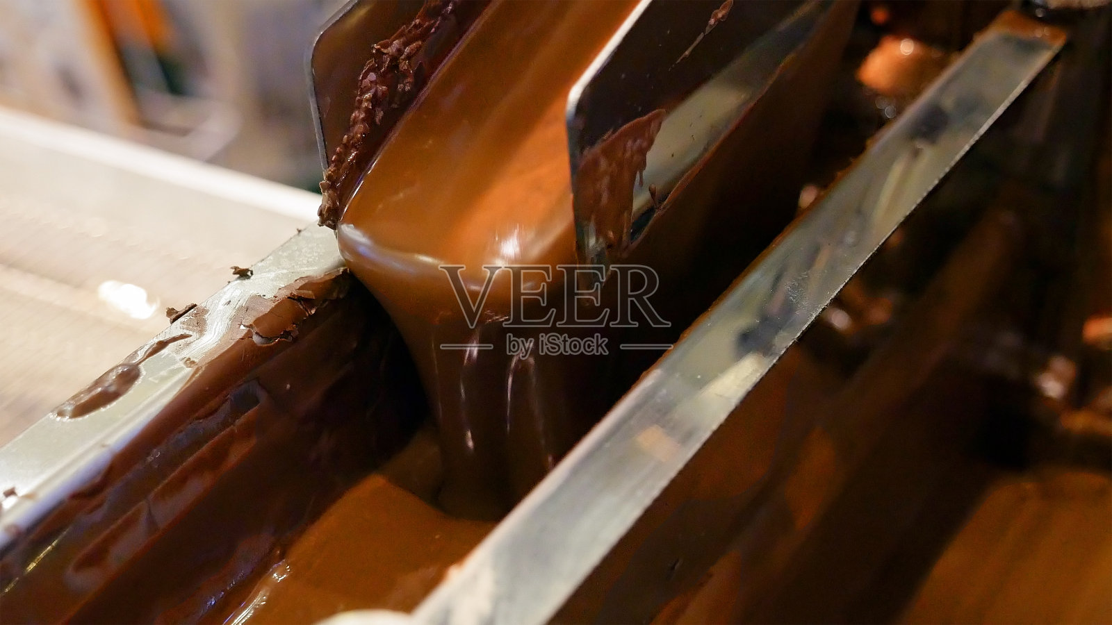 糖果传送带上的液体热巧克力照片摄影图片
