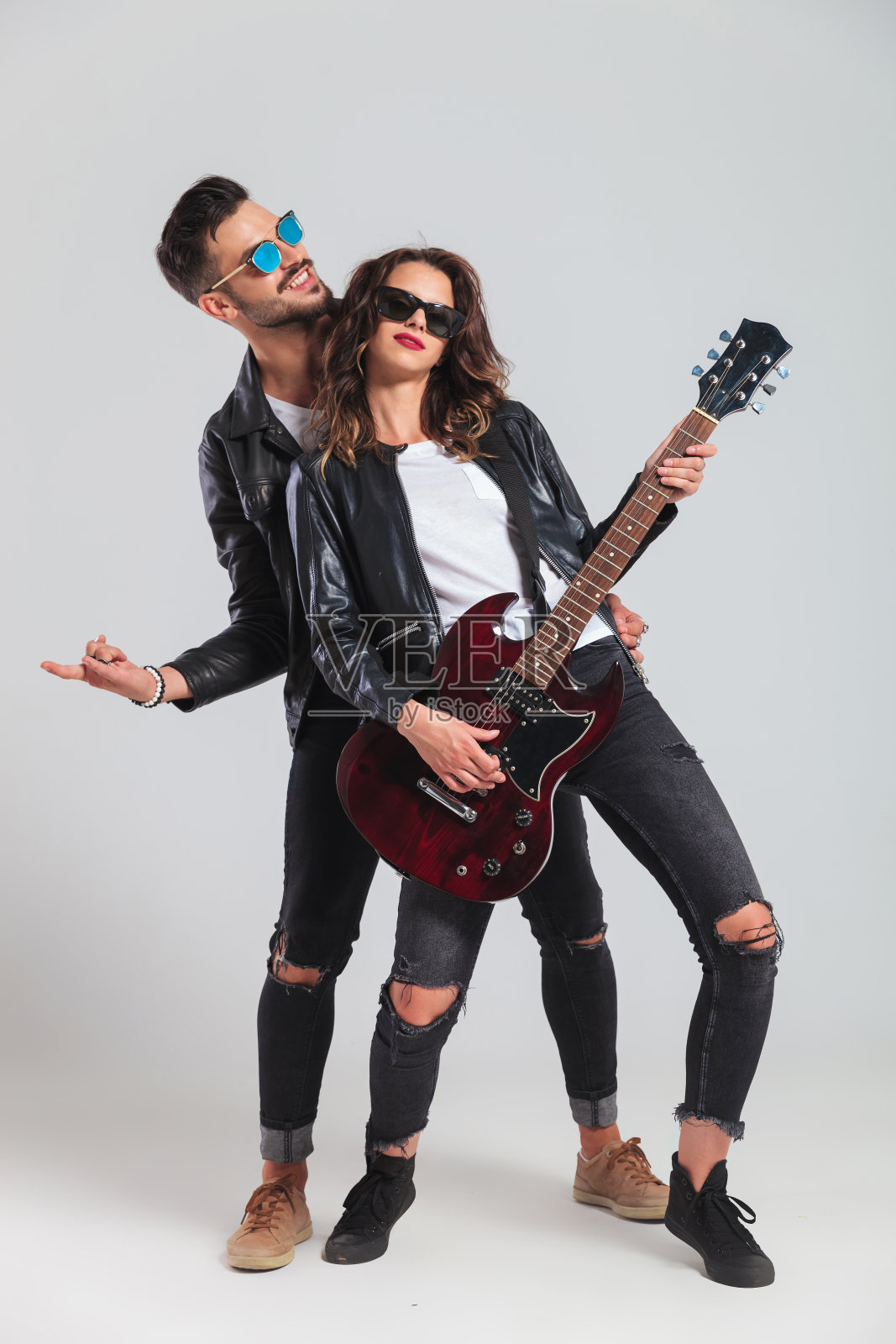 兴奋的摇滚夫妇玩电吉他照片摄影图片