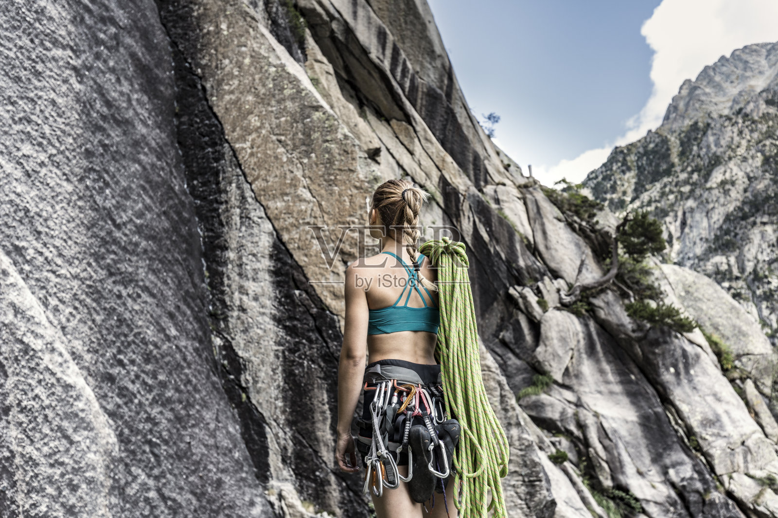 一位女性登山者抬头看山照片摄影图片