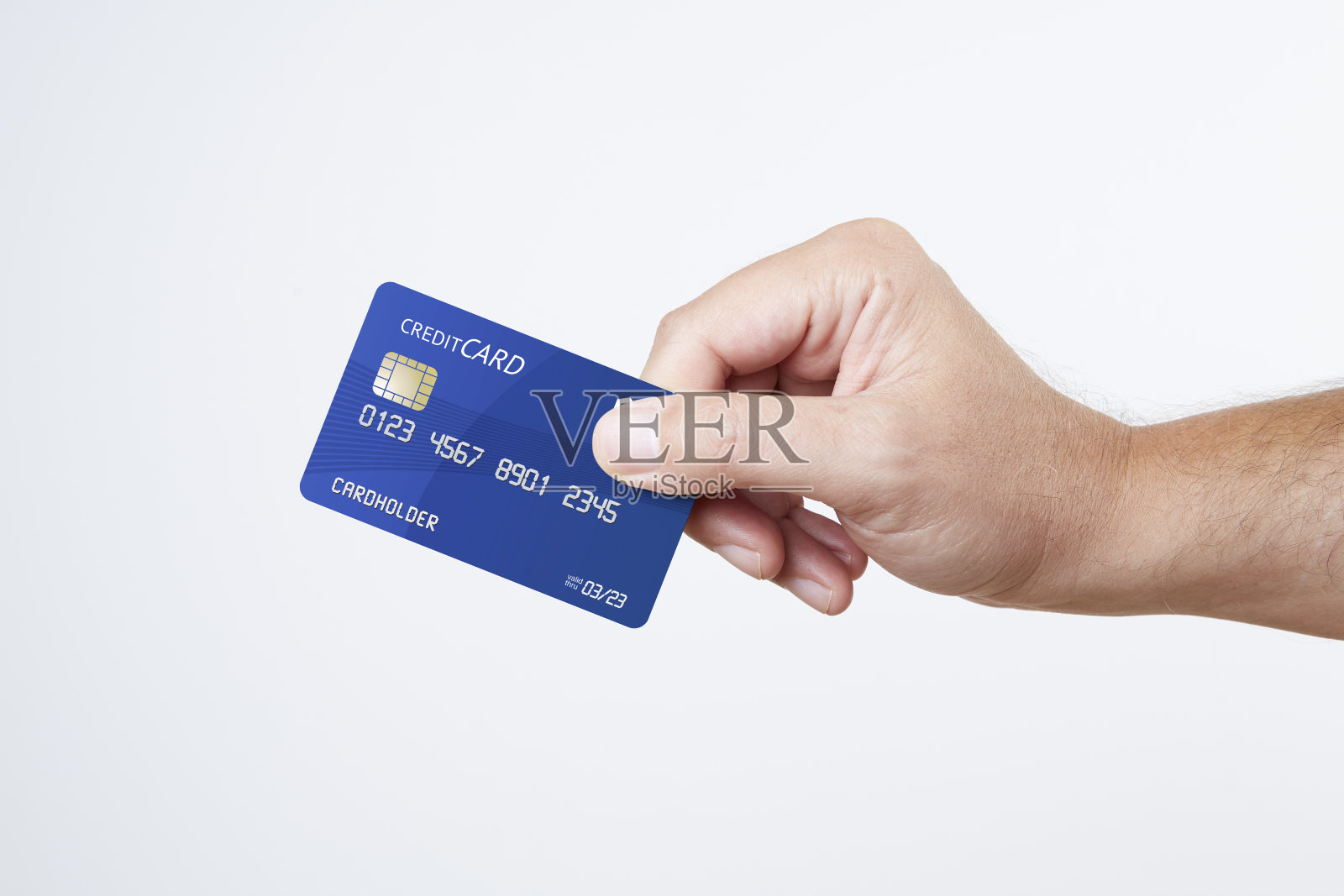 拿着蓝色信用卡的男人照片摄影图片