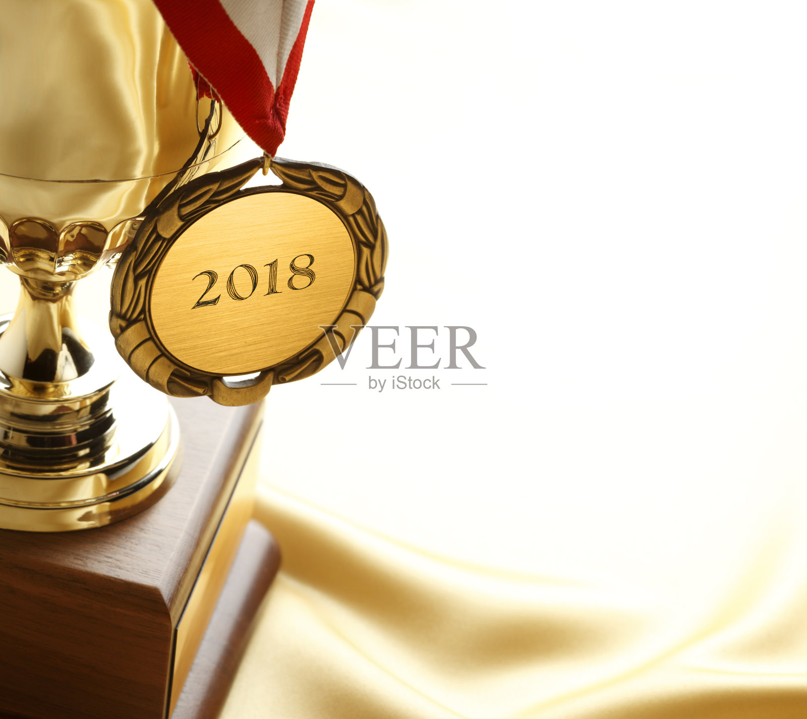 雕刻2018年的金牌和奖杯照片摄影图片