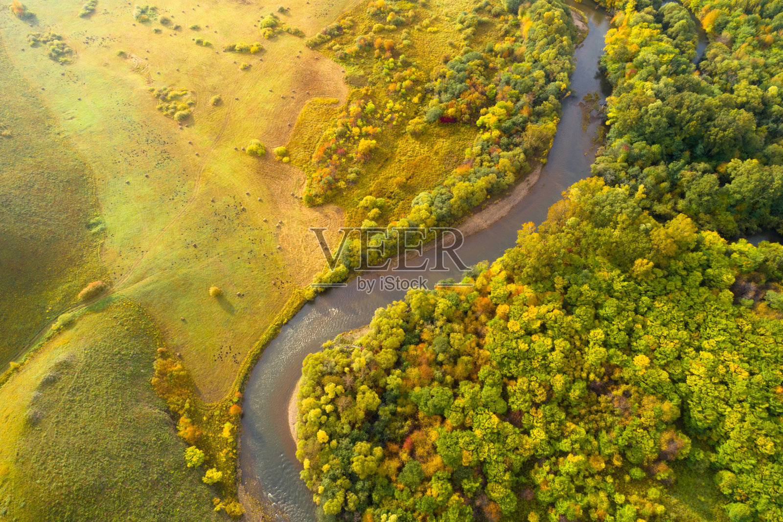 航拍多彩的秋天森林和小河流景观照片摄影图片