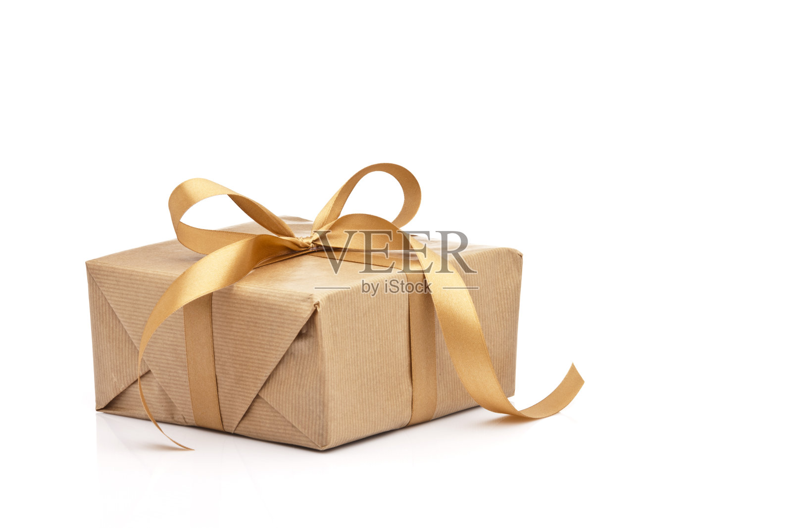棕色礼盒与金色丝带孤立在白色背景照片摄影图片
