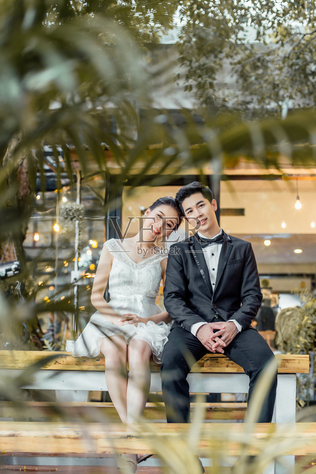 亚洲夫妇坐在一起的餐厅。照片摄影图片