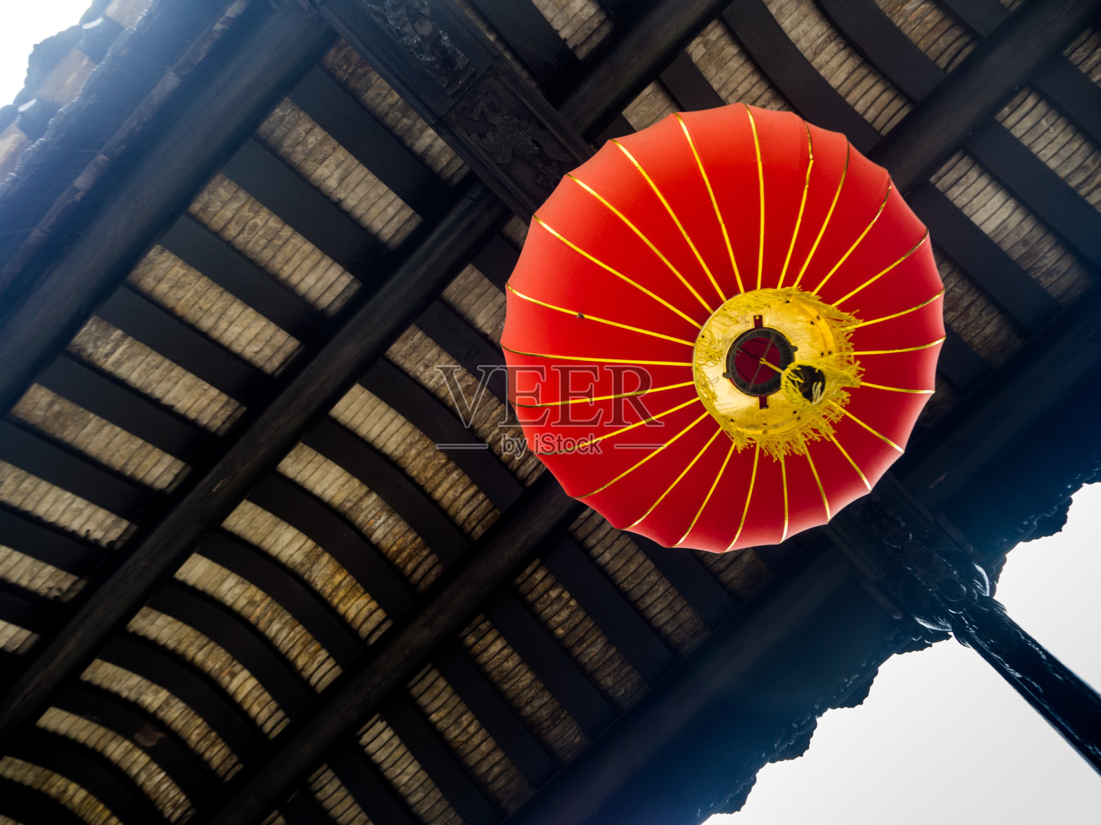 典型的中国红色灯笼挂在外面，广州，中国。照片摄影图片