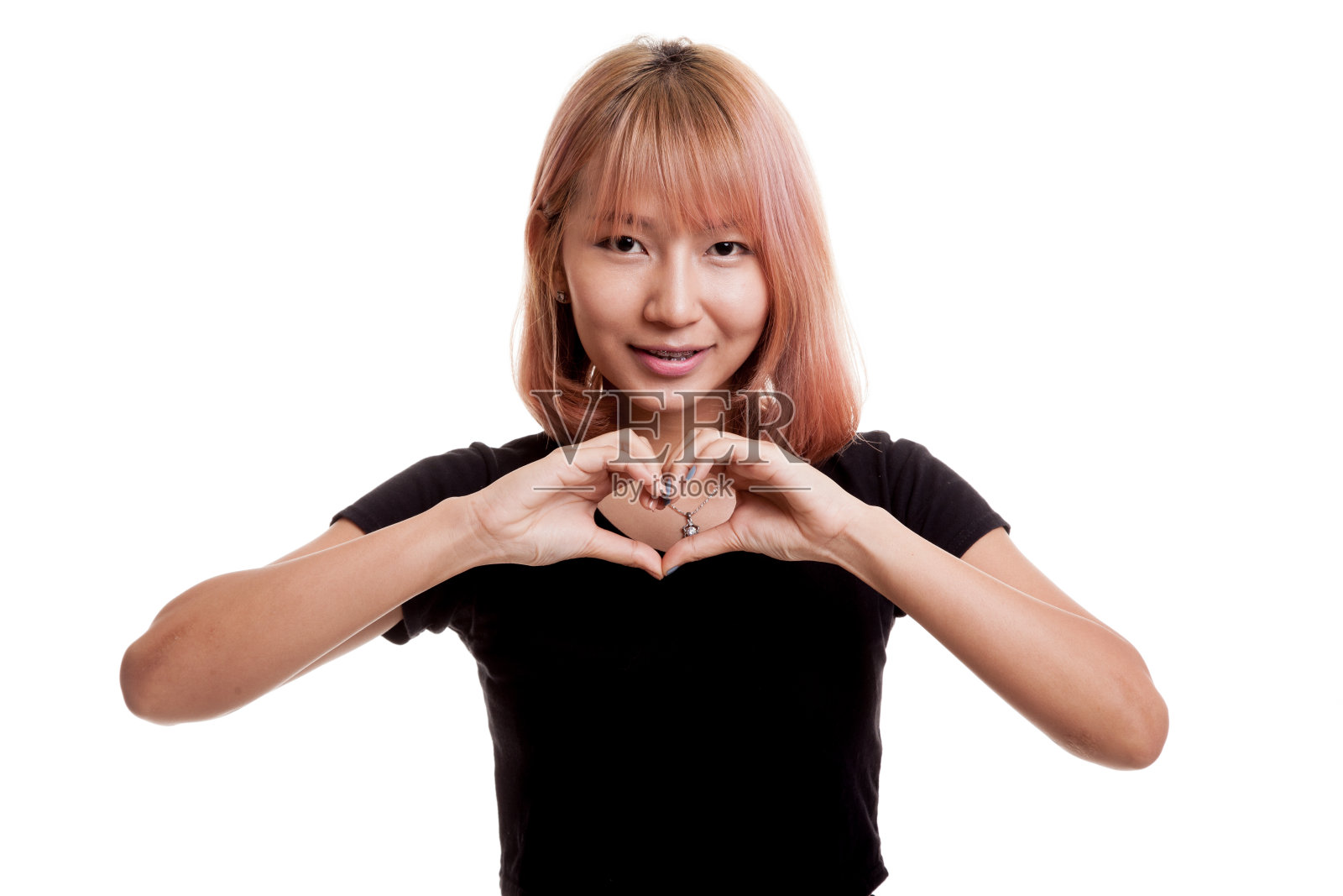 年轻的亚洲女子展示心形手势。照片摄影图片
