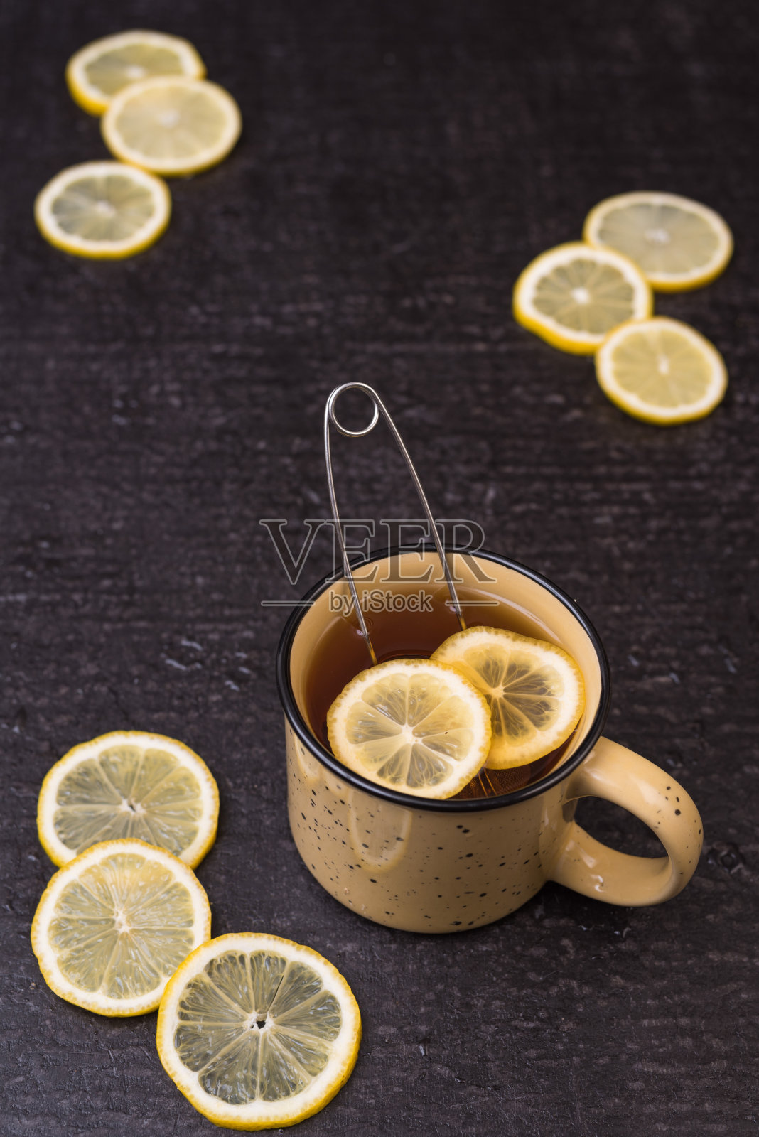 黑色背景上的柠檬茶照片摄影图片