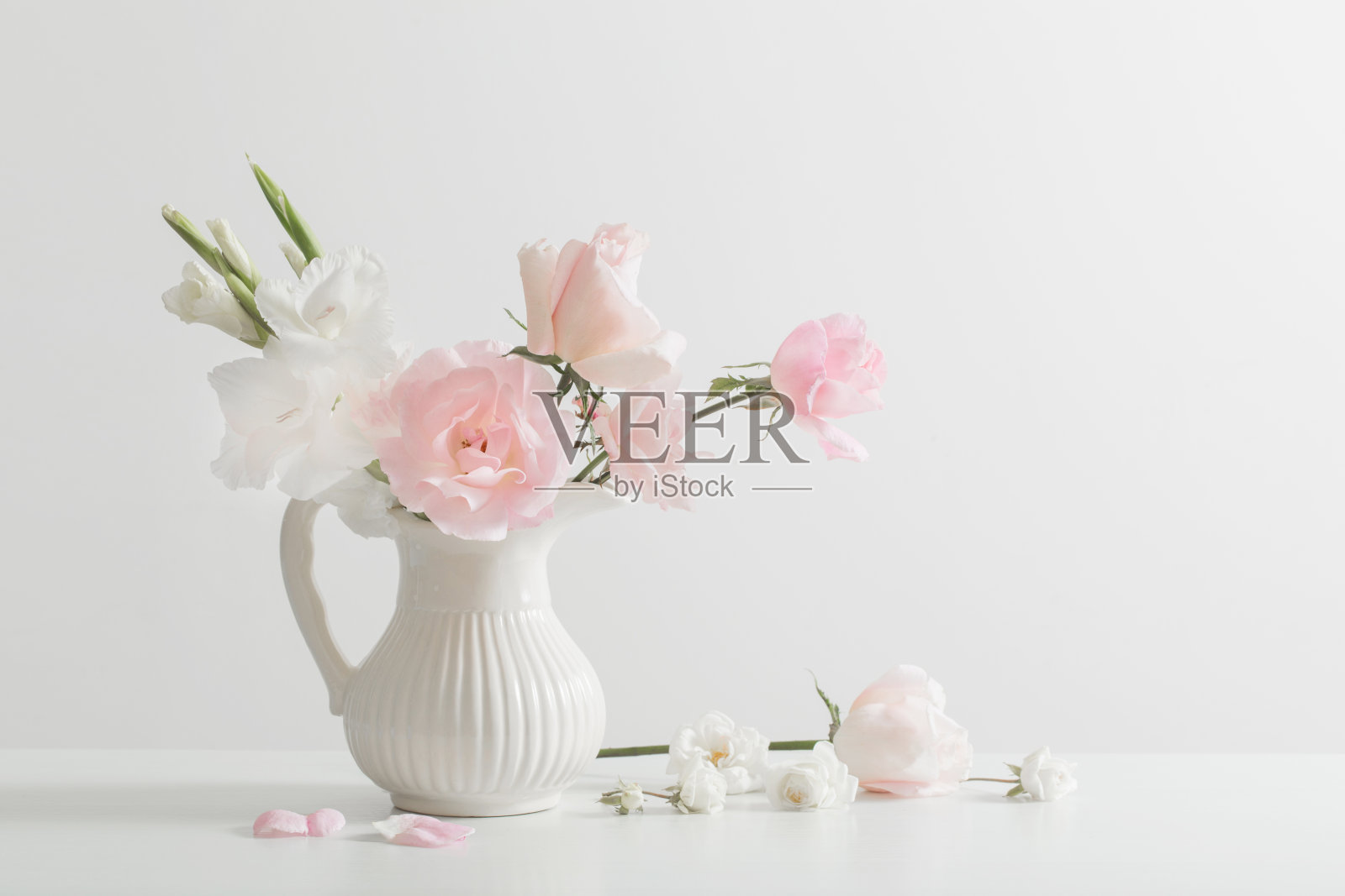 花瓶上白底粉红色和白色的花照片摄影图片