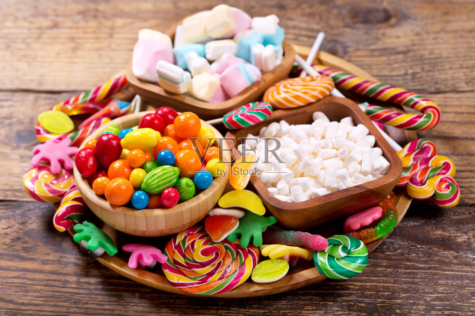 五颜六色的糖果、果冻、棒棒糖、棉花糖、果酱照片摄影图片