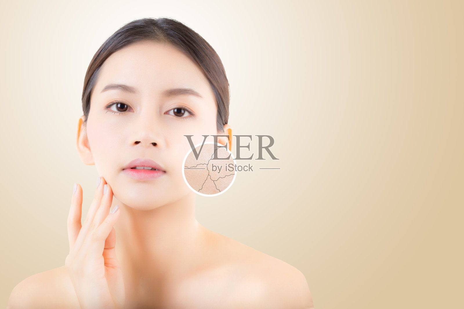 护肤和健康和化妆品的概念-美丽的亚洲年轻女子脸上的皱纹圈广告。照片摄影图片