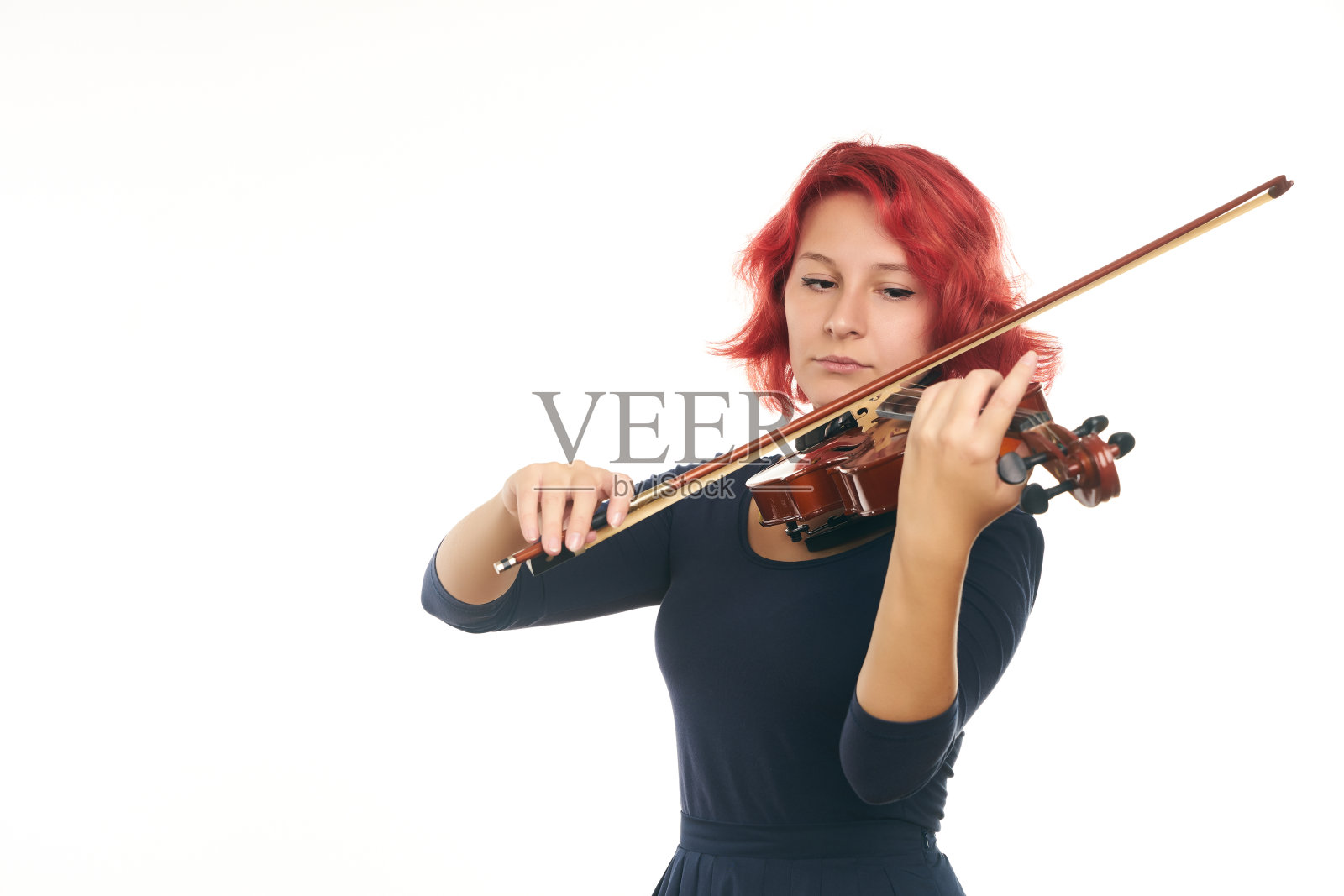 拉小提琴的红发美女照片摄影图片