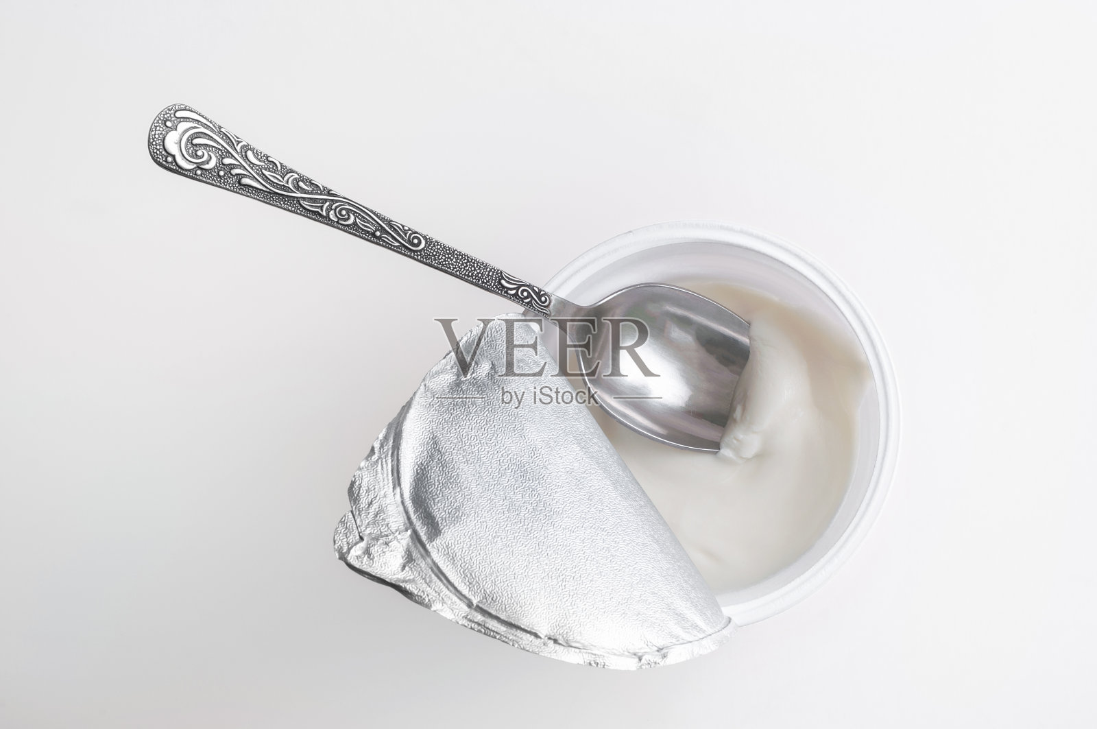 俯视图的塑料容器集酸奶或甜点或白色酸奶油勺子在白色背景照片摄影图片