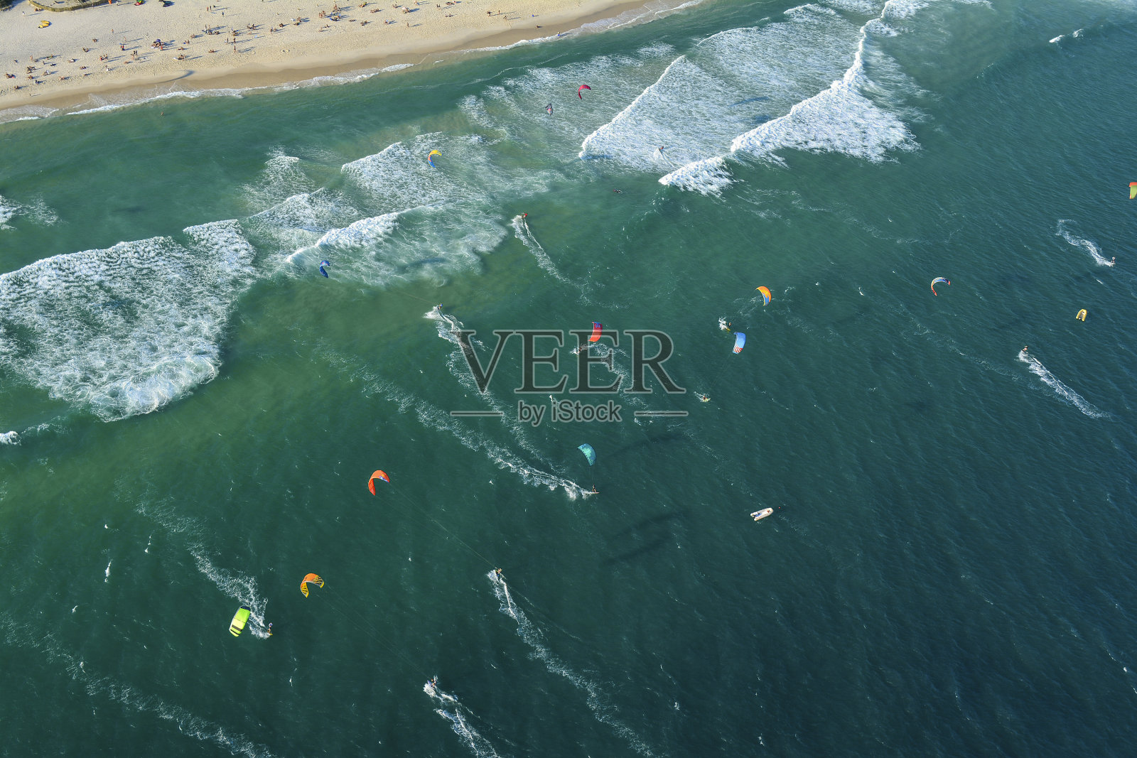 鸟瞰图的海滩满是风筝冲浪者照片摄影图片