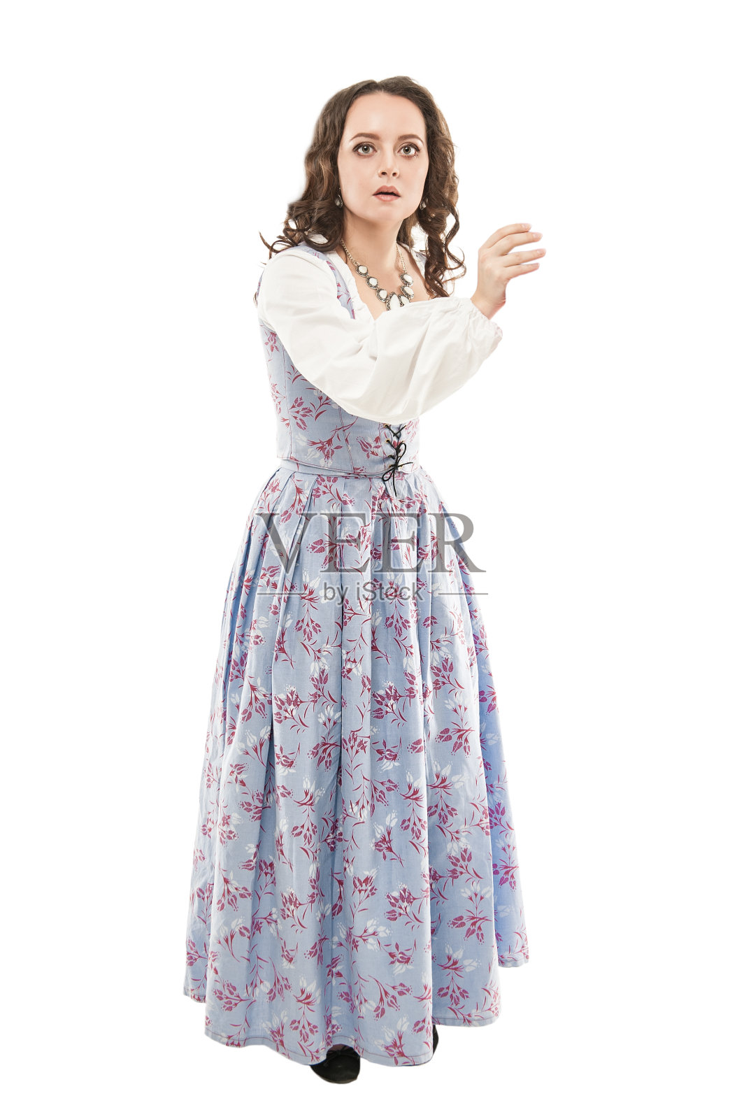 年轻美丽的女人穿着中世纪长裙，手里拿着一件孤立的东西照片摄影图片