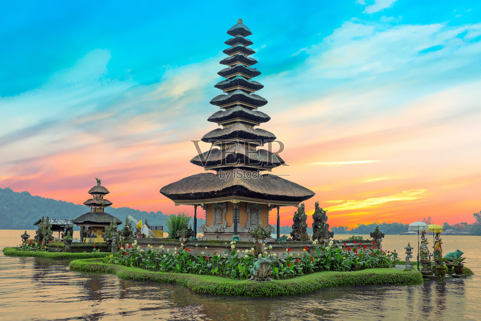 Ulun Danu temple在印度尼西亚的巴厘岛日落时分照片摄影图片