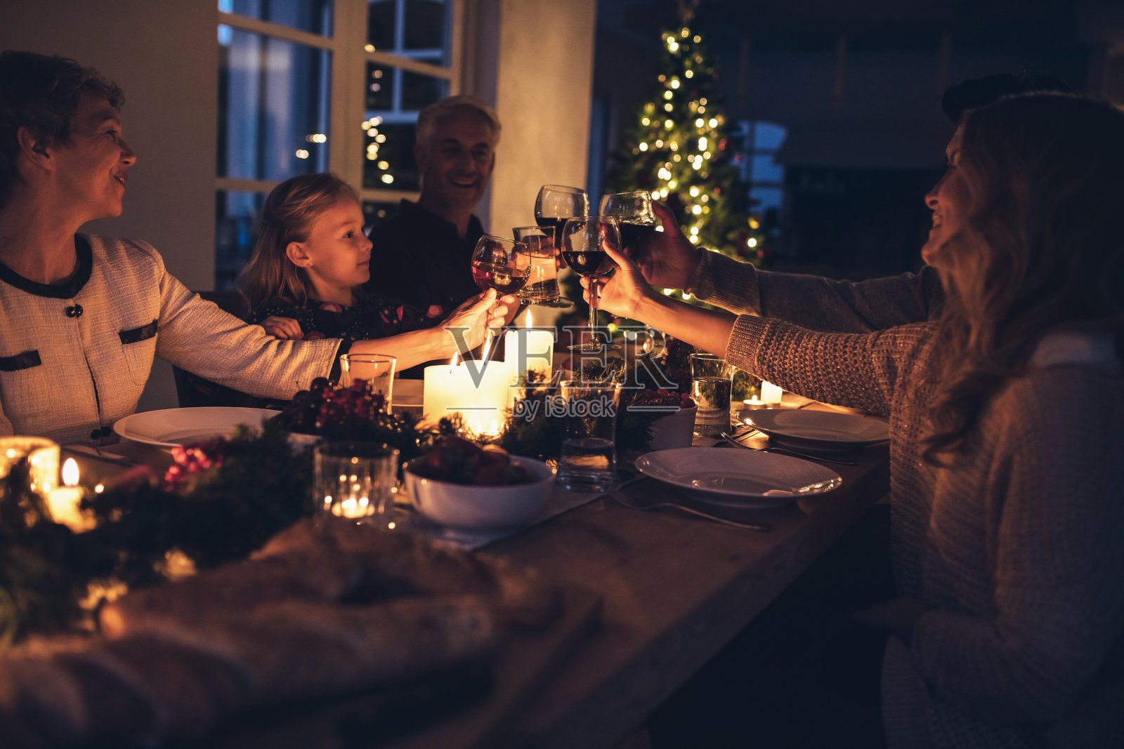 快乐的大家庭在家里吃圣诞晚餐照片摄影图片