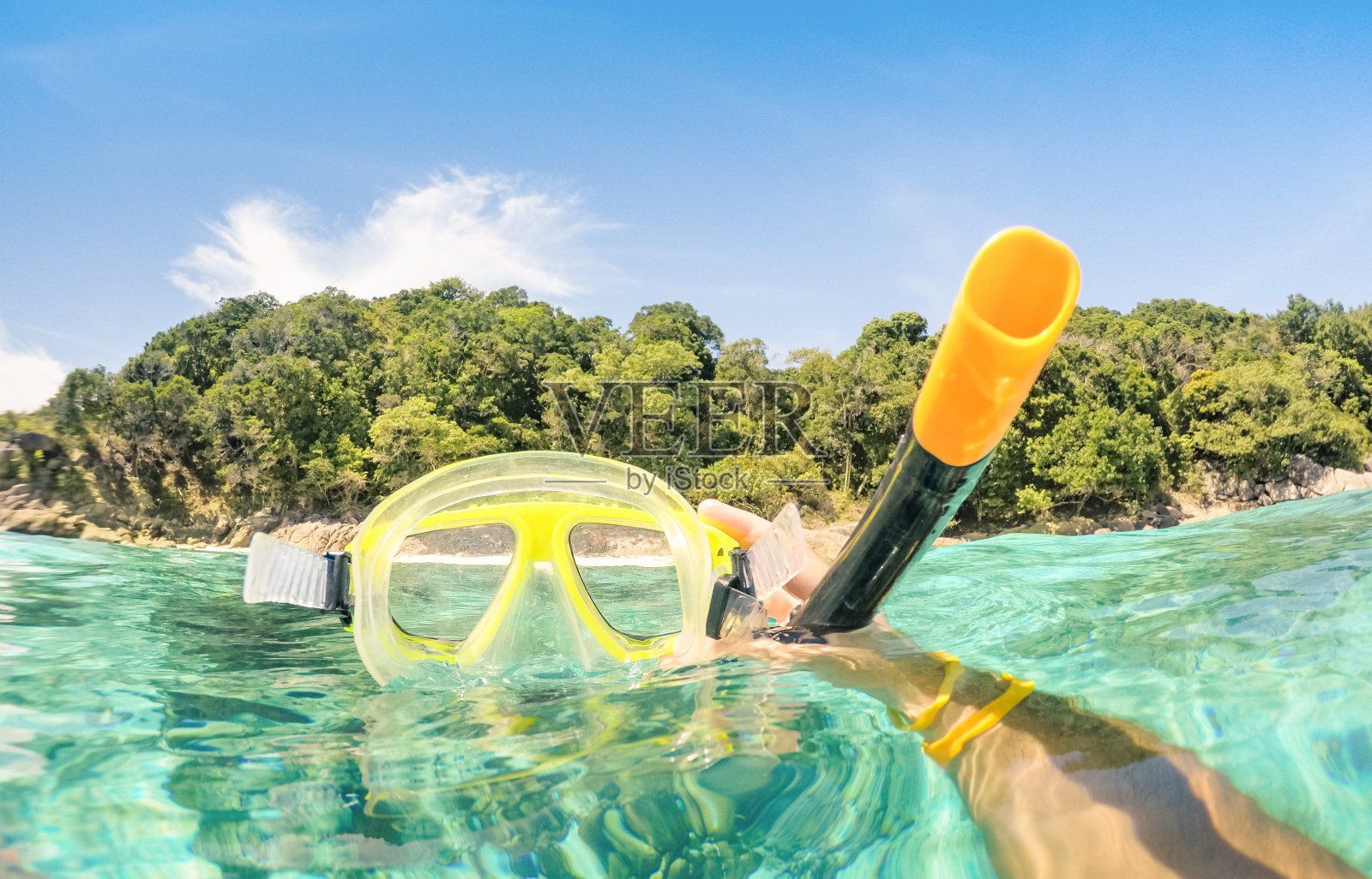 冒险的家伙在水下拍摄浮潜面具-冒险旅行的生活方式享受在Similan群岛海滩的快乐时刻-环游世界自然奇观-温暖的绿松石滤镜照片摄影图片