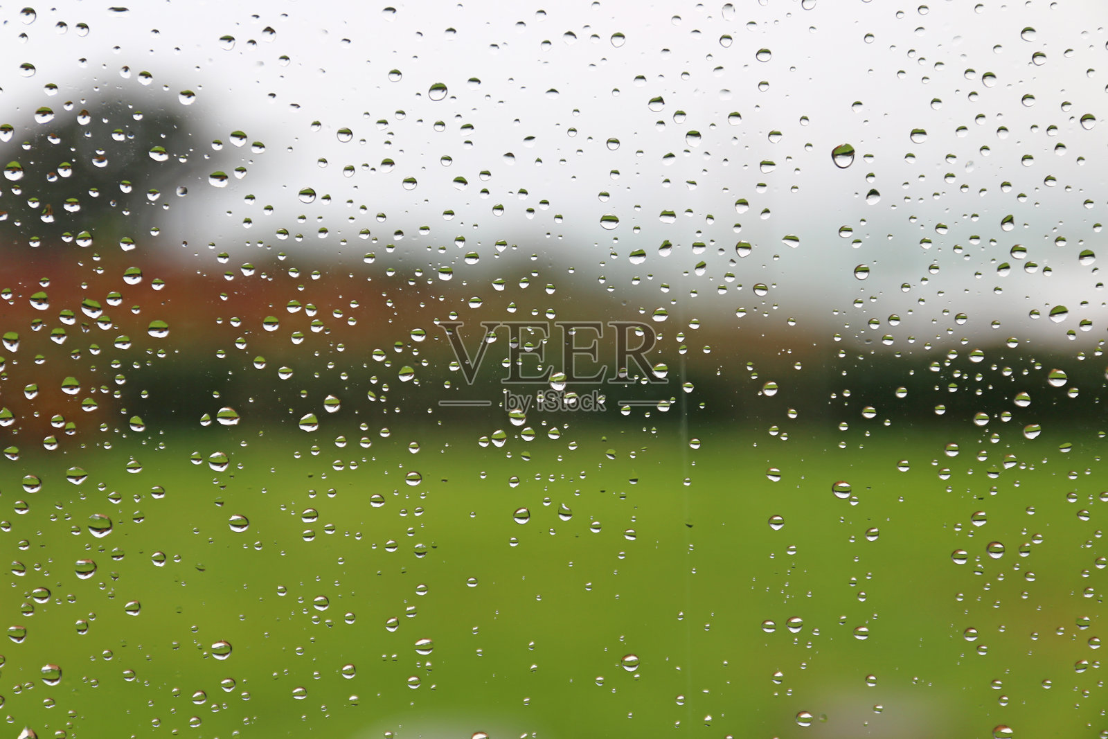 雨滴落在窗玻璃上照片摄影图片