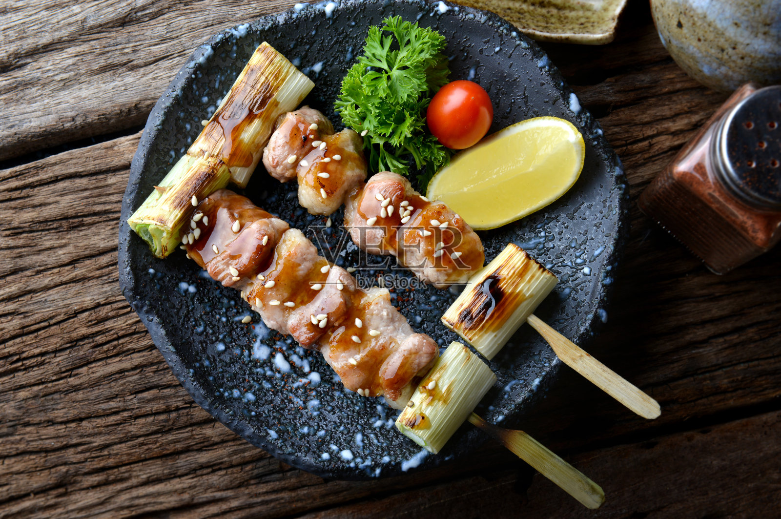 日式烤肉或日本熏肉烤架。照片摄影图片