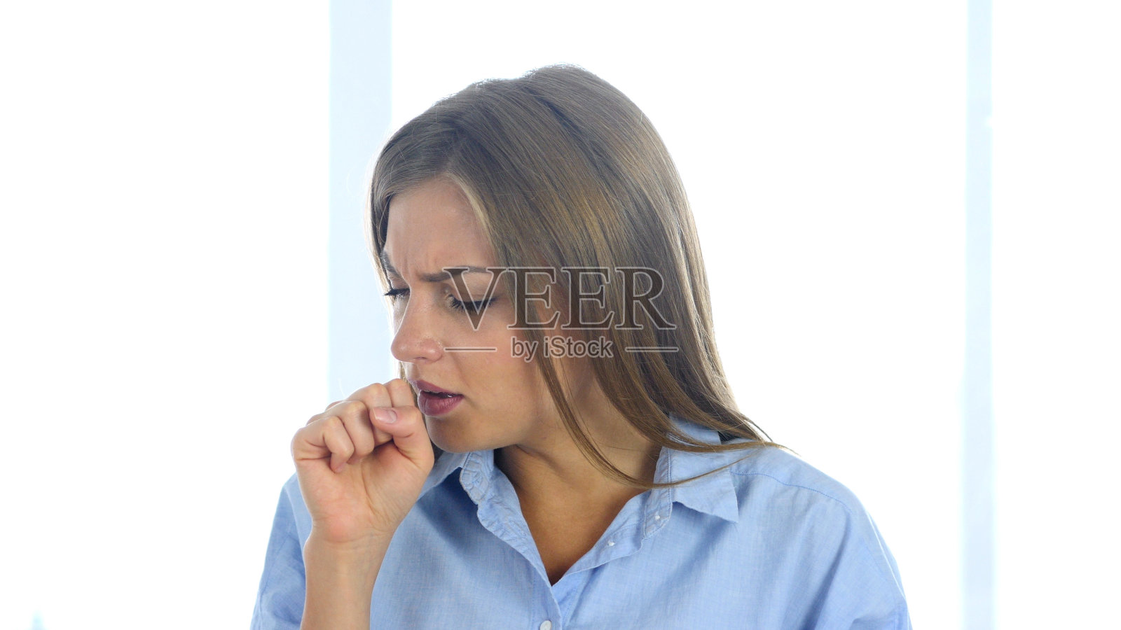 患病妇女画像咳嗽，喉咙感染照片摄影图片