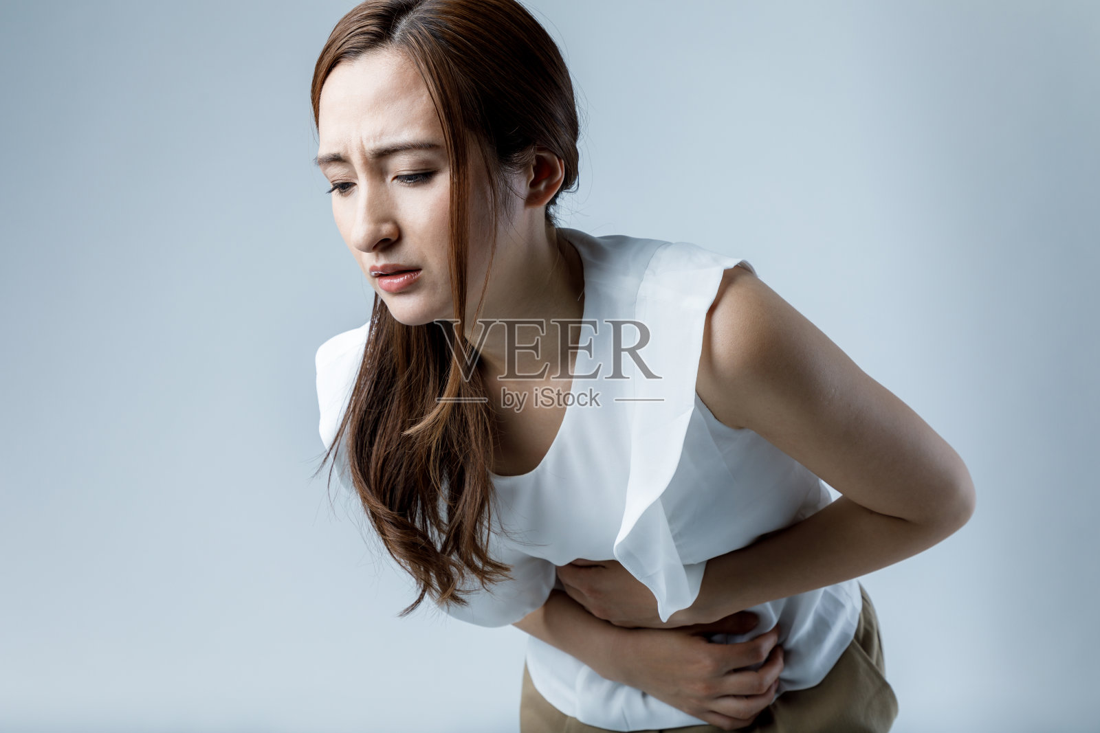 年轻女子胃痛照片摄影图片