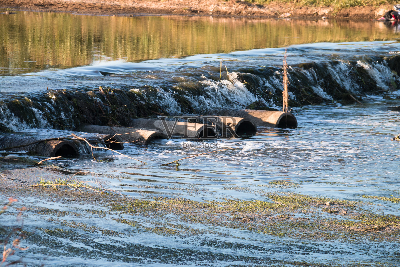 工业废水排入河中照片摄影图片