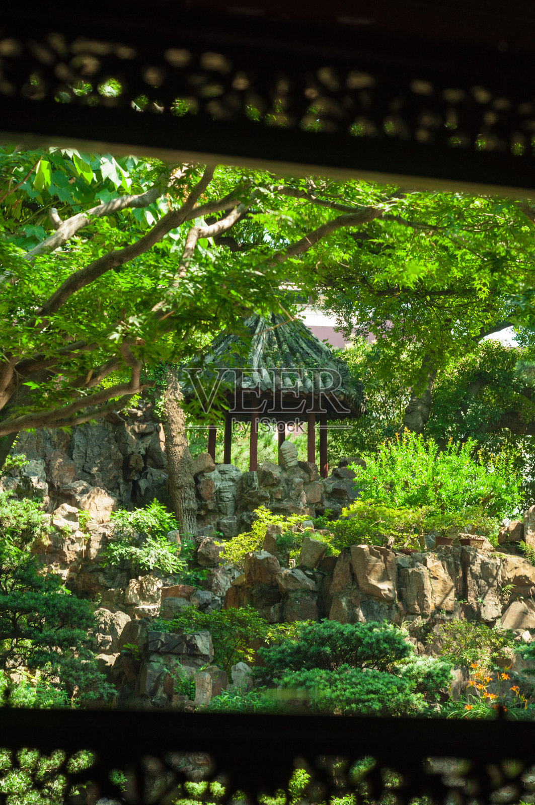 中国传统私家园林中的亭子照片摄影图片