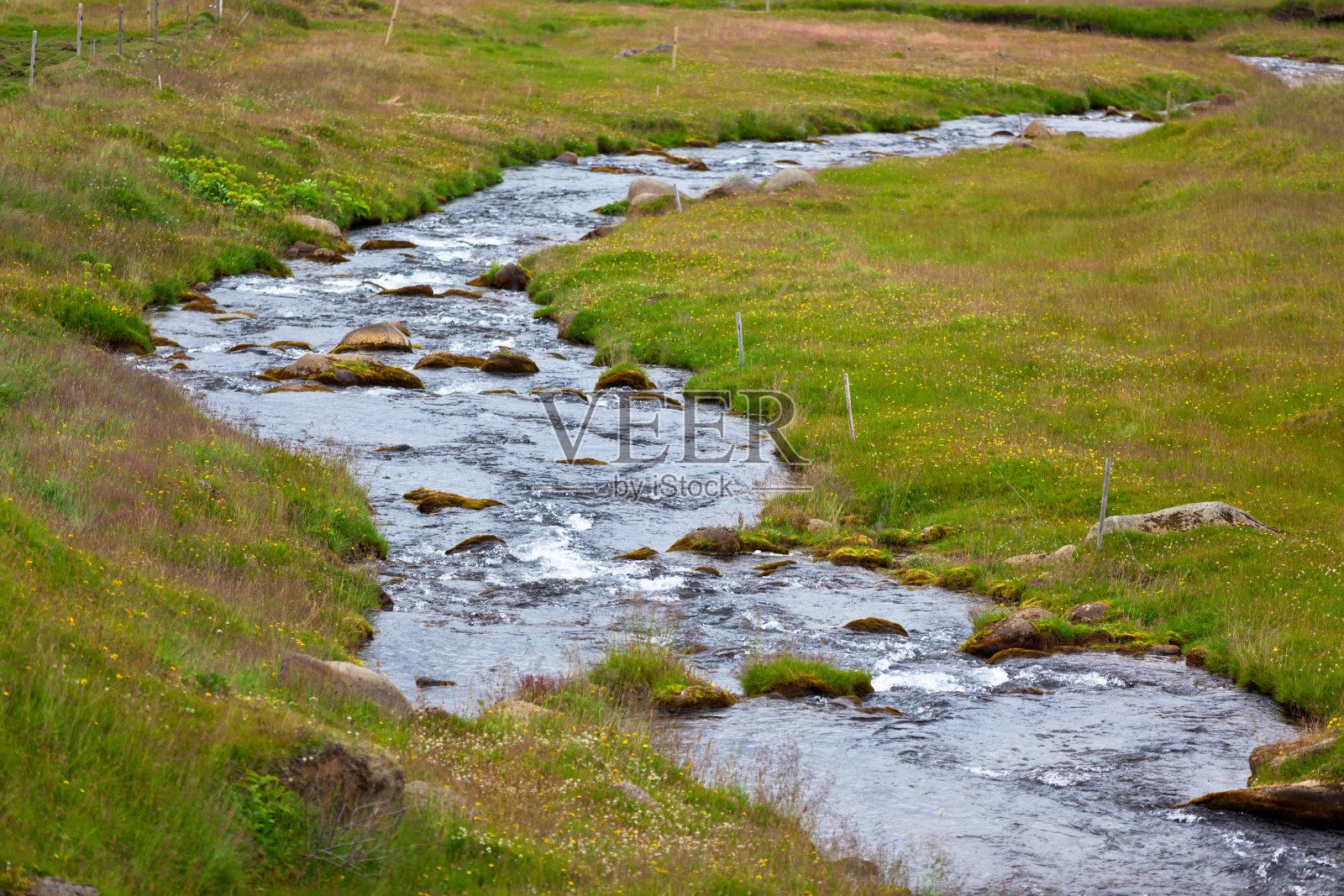 冰岛景观与小河照片摄影图片
