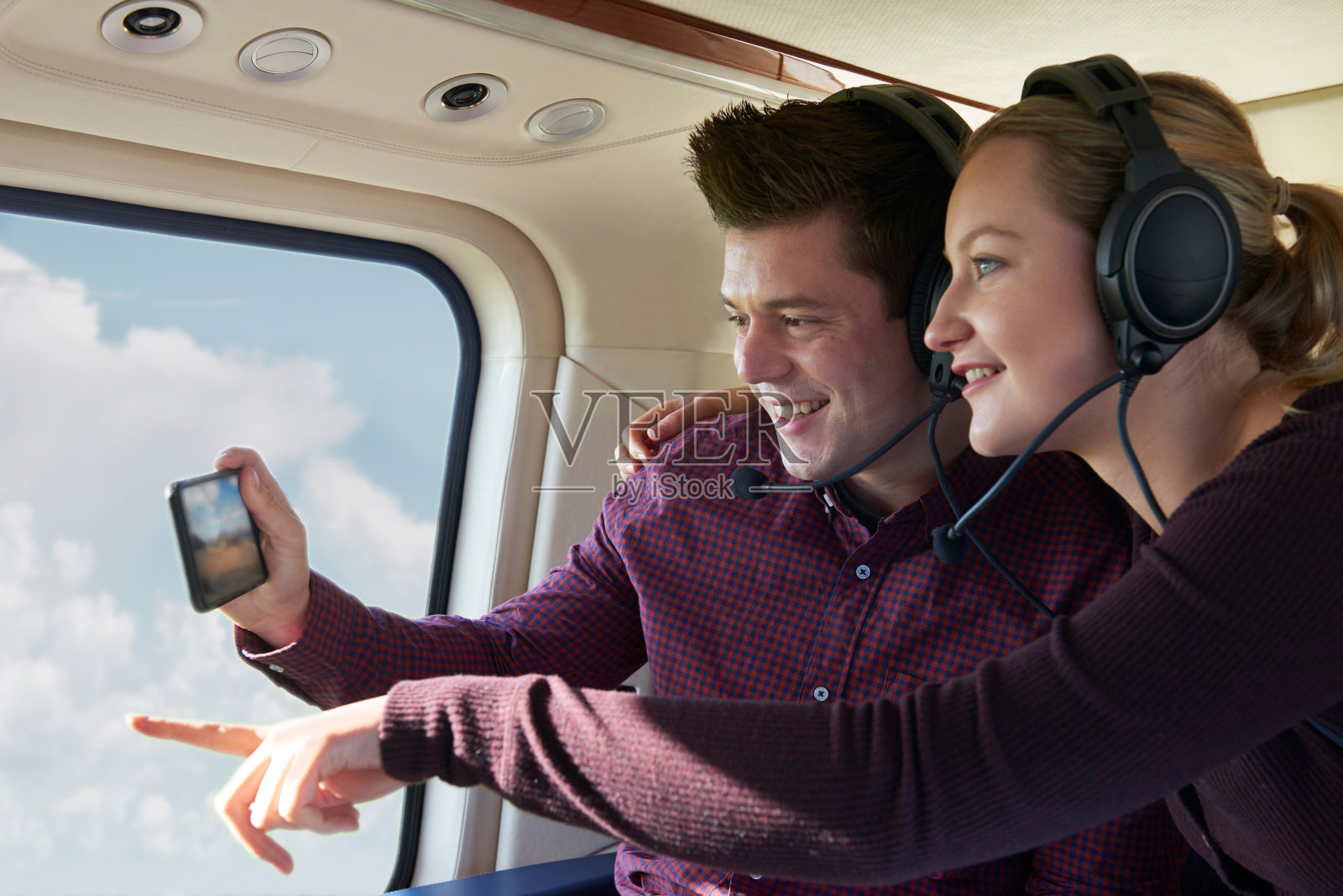 夫妇度假乘坐直升飞机照片摄影图片