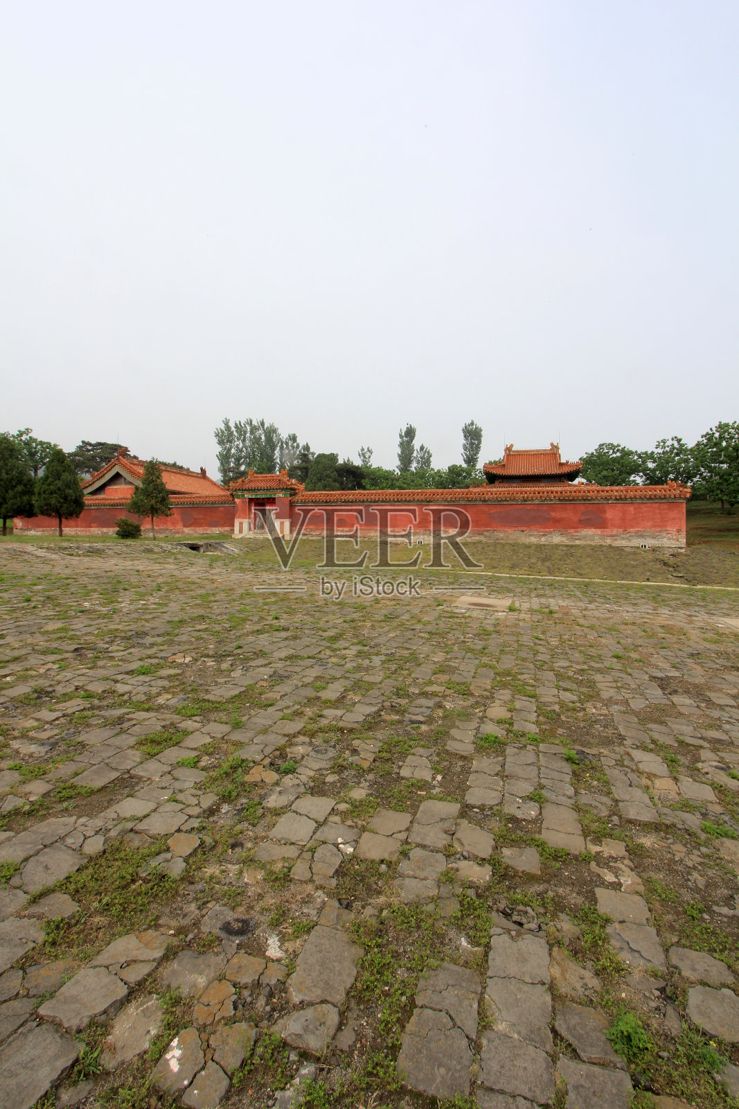 2012年5月13日，中国河北省遵化市，清代东王陵，中国传统建筑风格的红墙和屋顶照片摄影图片