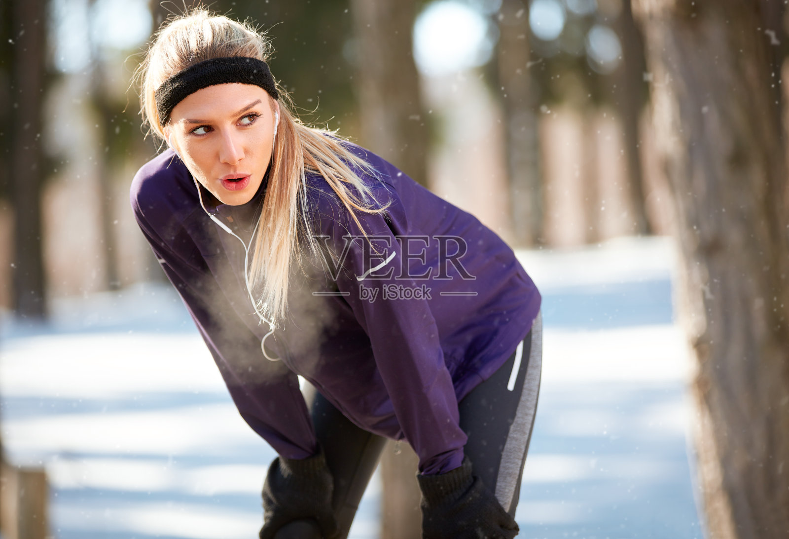 女性从奔跑中休息照片摄影图片