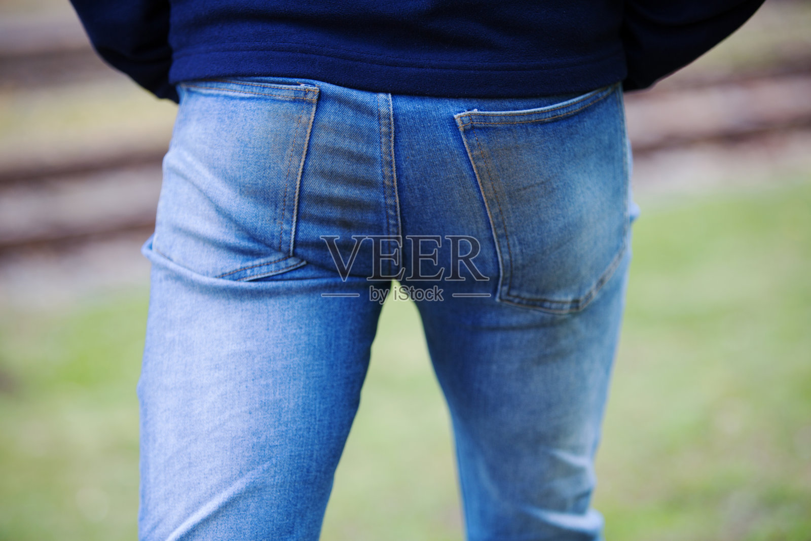 男人的屁股在脏牛仔裤的特写照片摄影图片