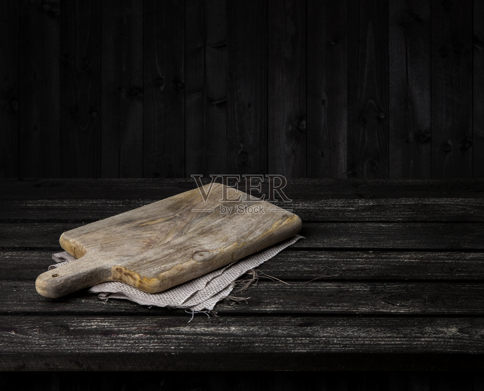深色木桌和旧砧板照片摄影图片