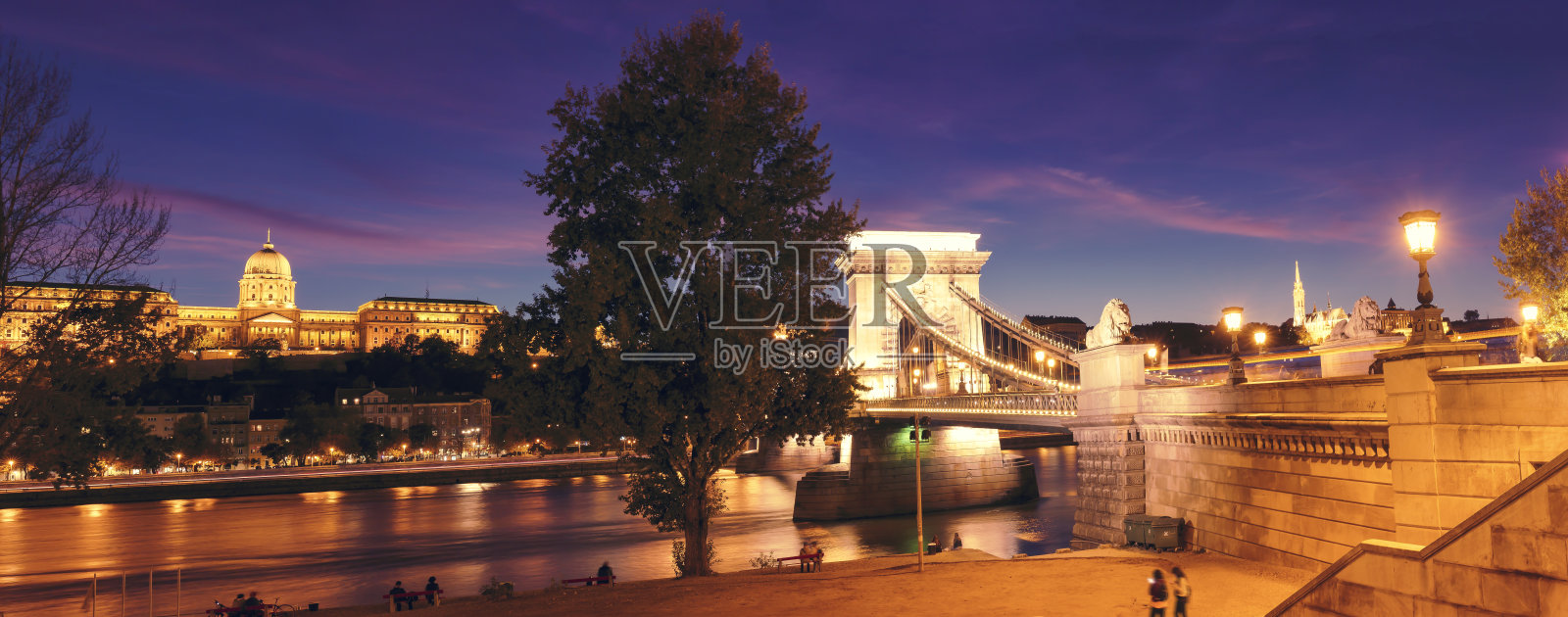 布达佩斯的布达皇宫、斯切尼链桥和马提亚教堂的夜景照片摄影图片
