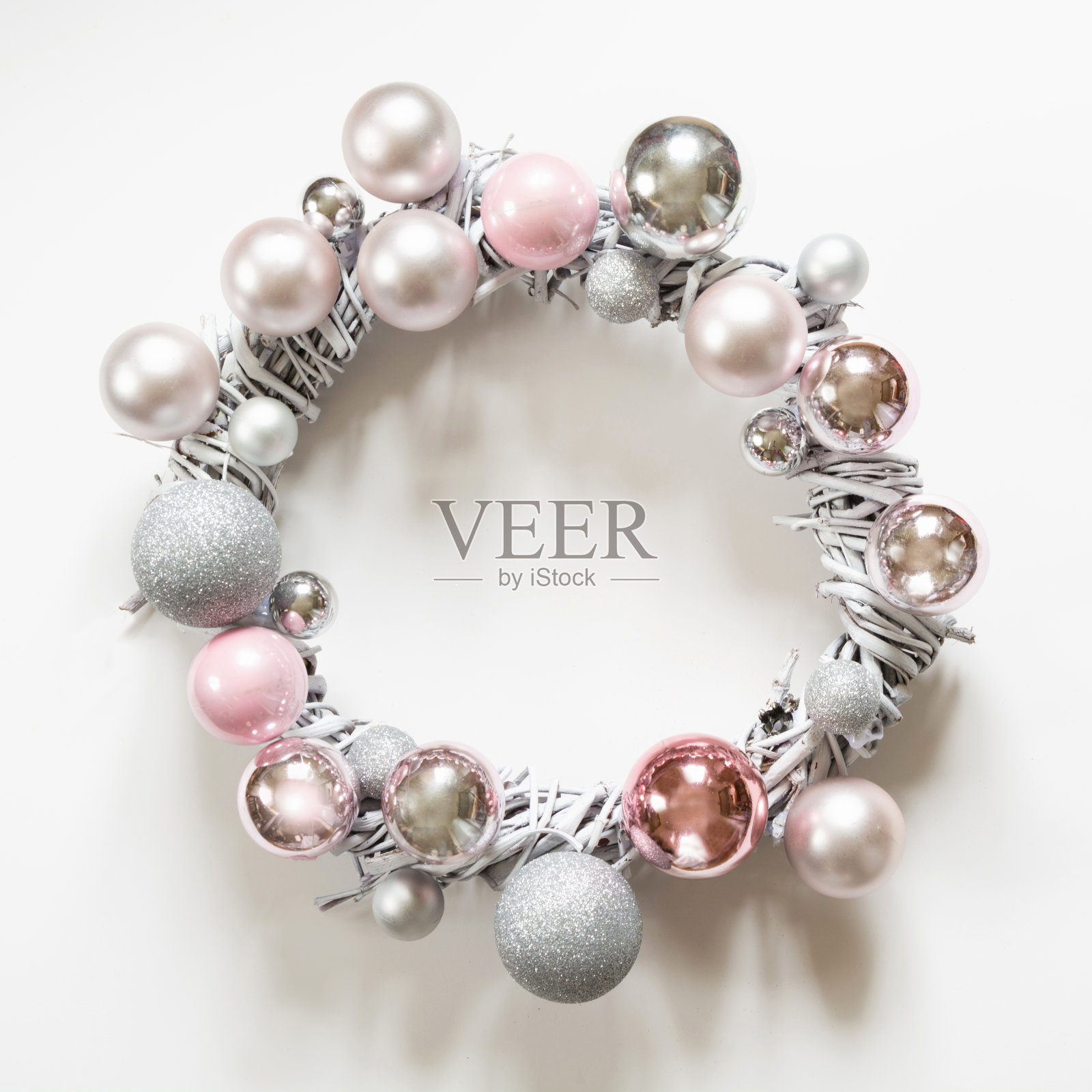 圣诞花环的装饰，银色和粉红色的球，油漆藤蔓在白色。照片摄影图片