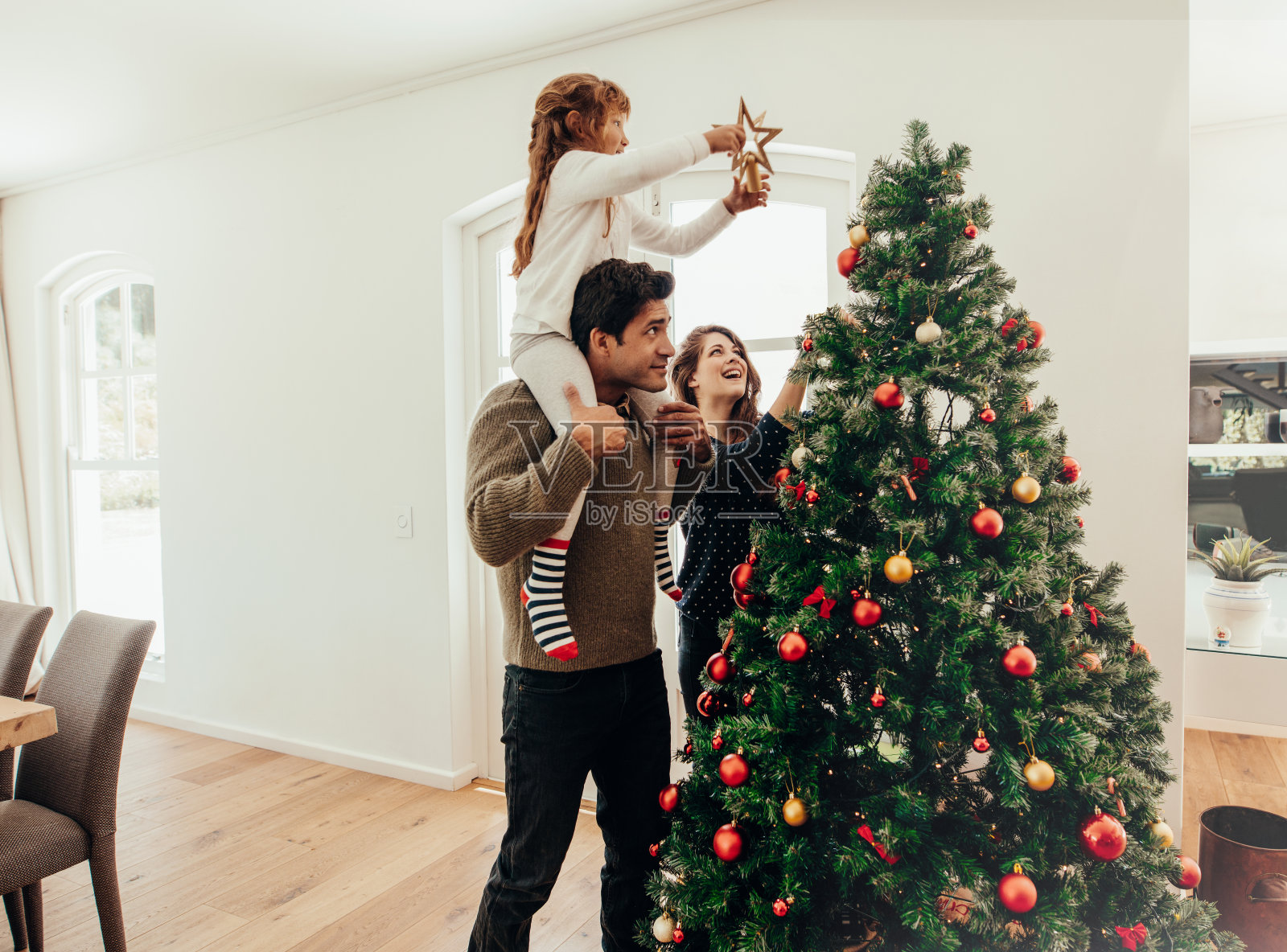 一家人在家庆祝圣诞节。照片摄影图片