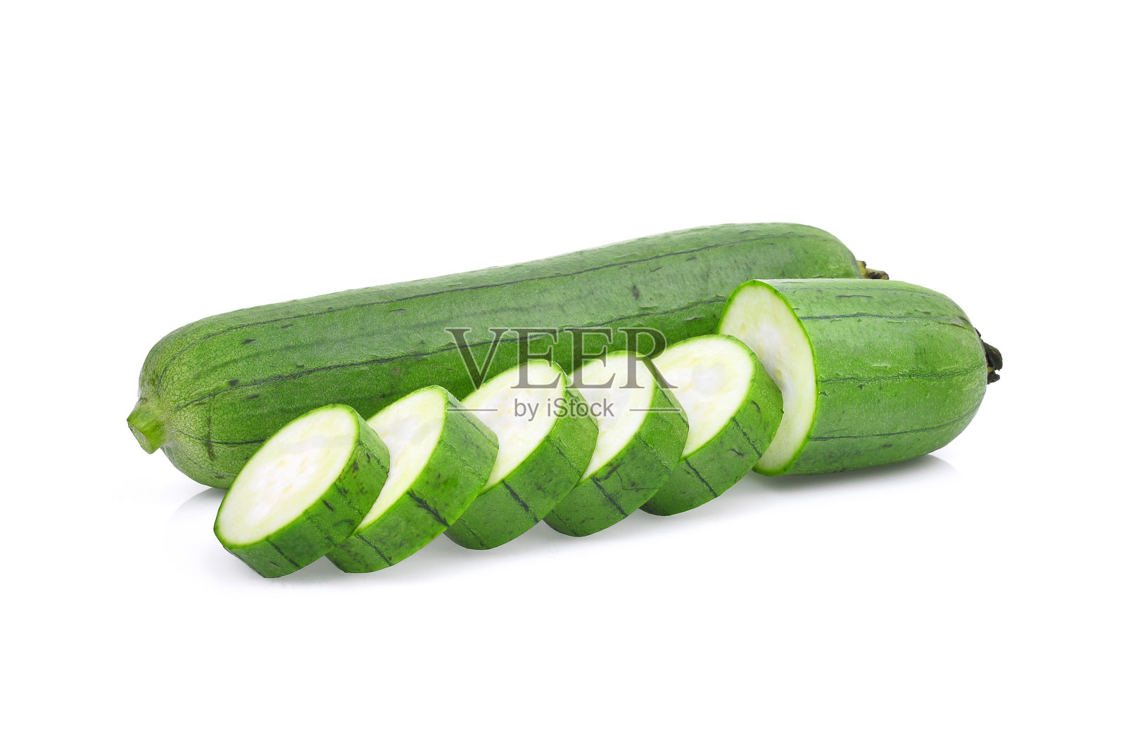 新鲜的绿色丝瓜或丝瓜，切片孤立在白色背景上照片摄影图片