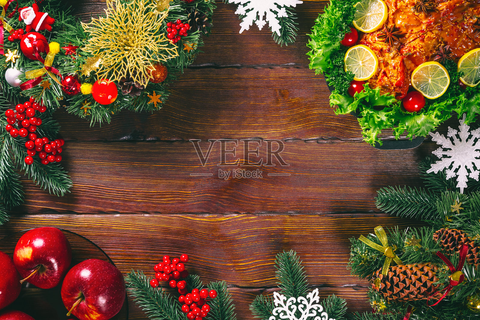 圣诞餐桌上的晚餐是用烤肉装饰的圣诞风格。背景的感恩节。家庭假日的概念，美丽美味的食物。有自由空间的框架照片摄影图片