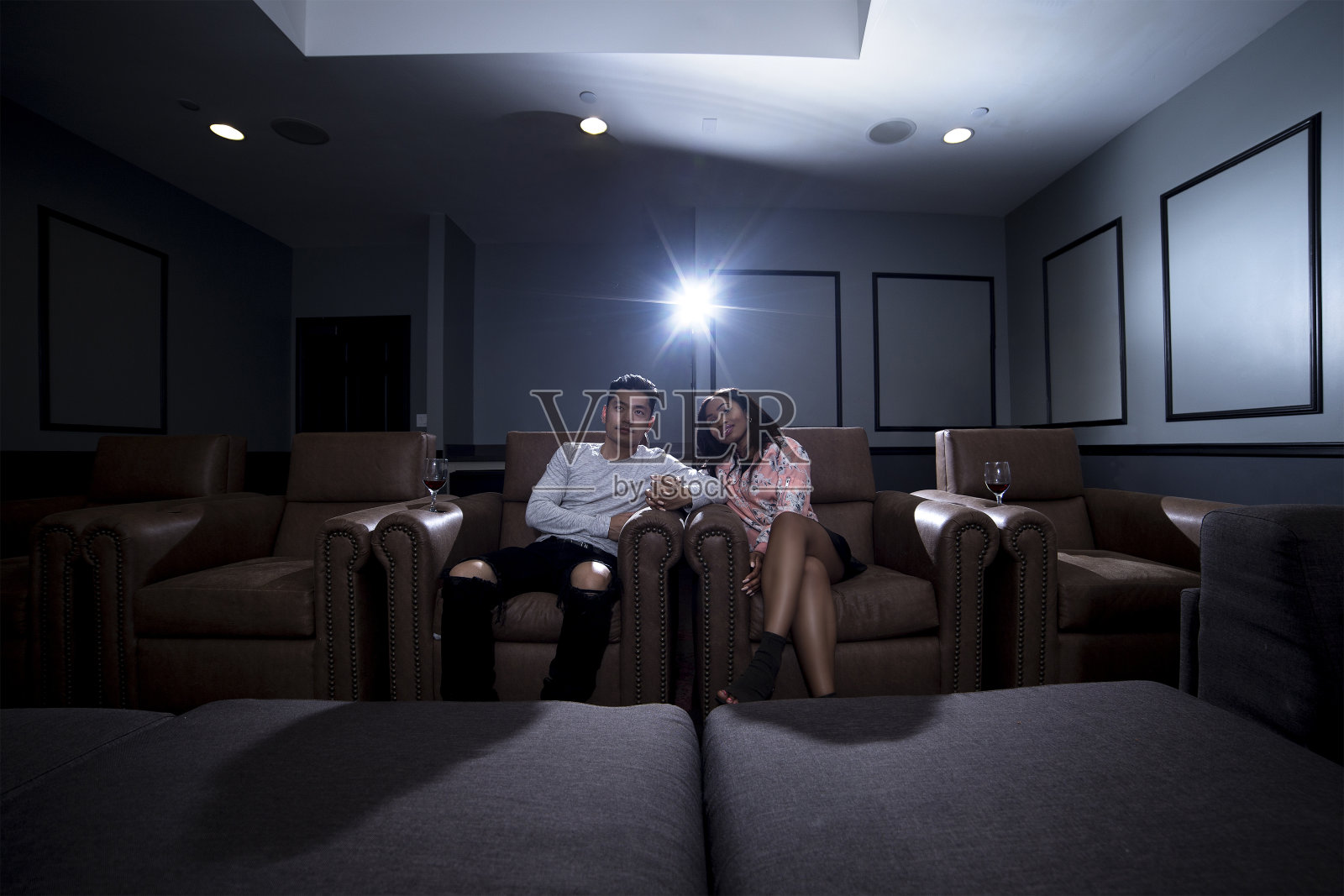 一对夫妇在拥有家庭影院系统的客厅里进行电影约会照片摄影图片
