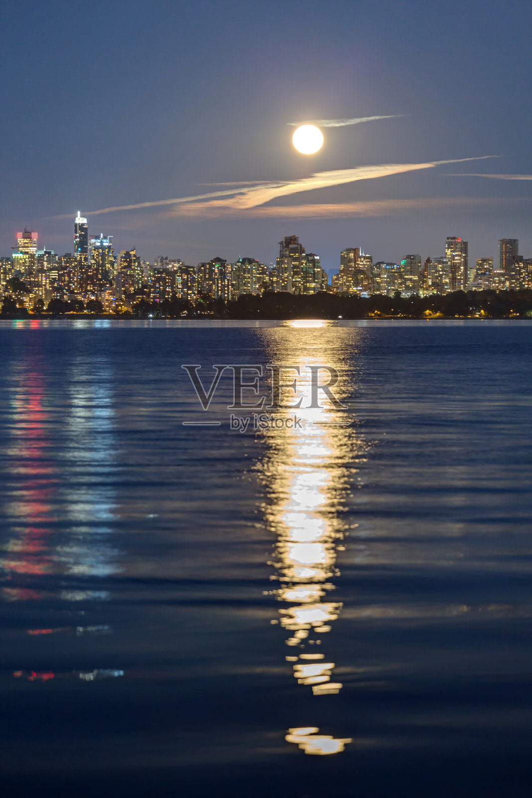 满月在温哥华市中心升起照片摄影图片