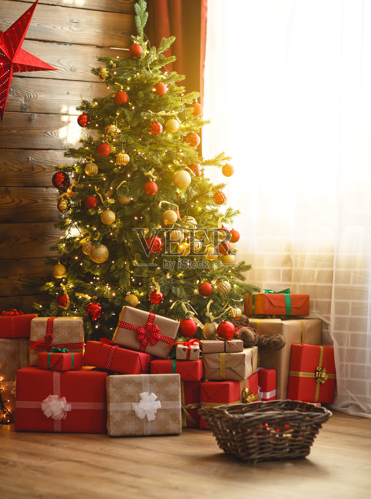 室内的圣诞节。魔法发光的树，壁炉，礼物照片摄影图片