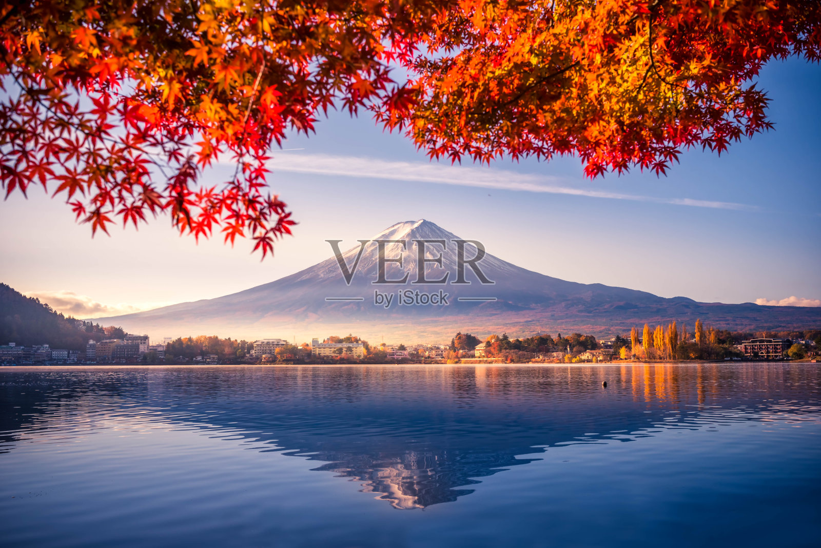 七彩秋色，川口湖的富士山晨雾和红叶是日本最好的地方之一照片摄影图片