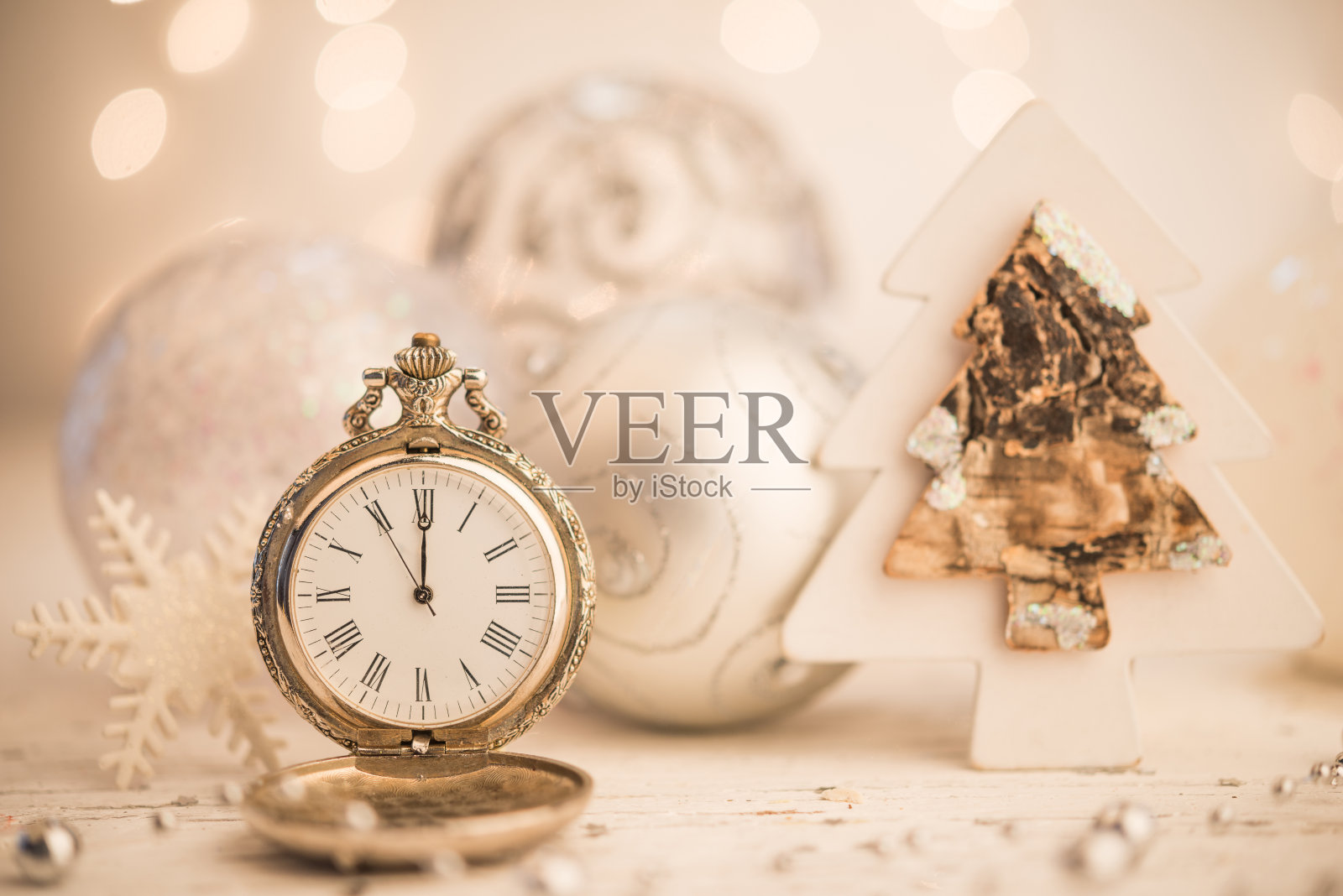 金表和闪闪发光的圣诞球作为新年背景照片摄影图片