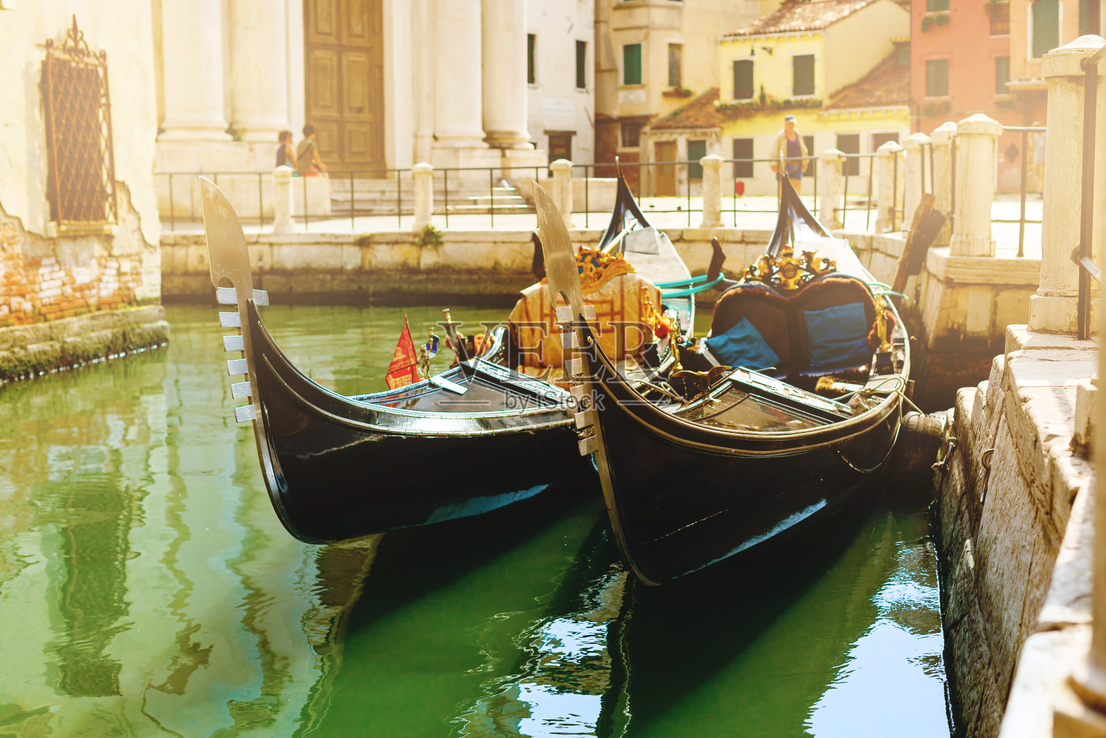 意大利威尼斯的运河和两个贡多拉。威尼斯的建筑和地标。威尼斯明信片，威尼斯贡多拉。照片摄影图片