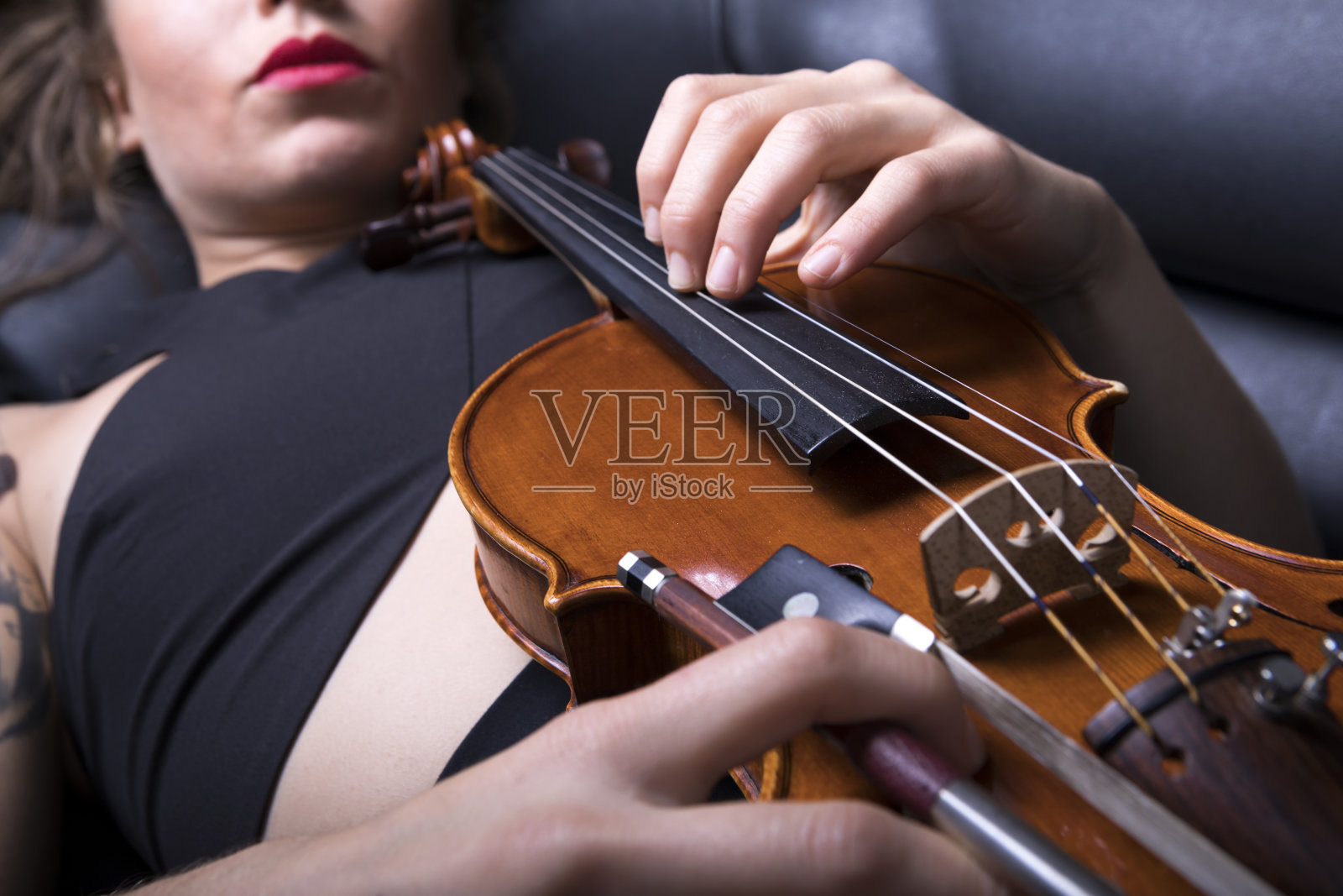小提琴家的女人照片摄影图片