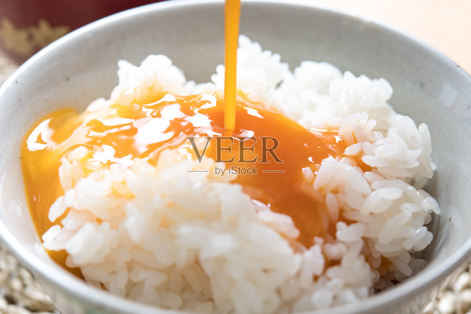 生鸡蛋米饭。照片摄影图片